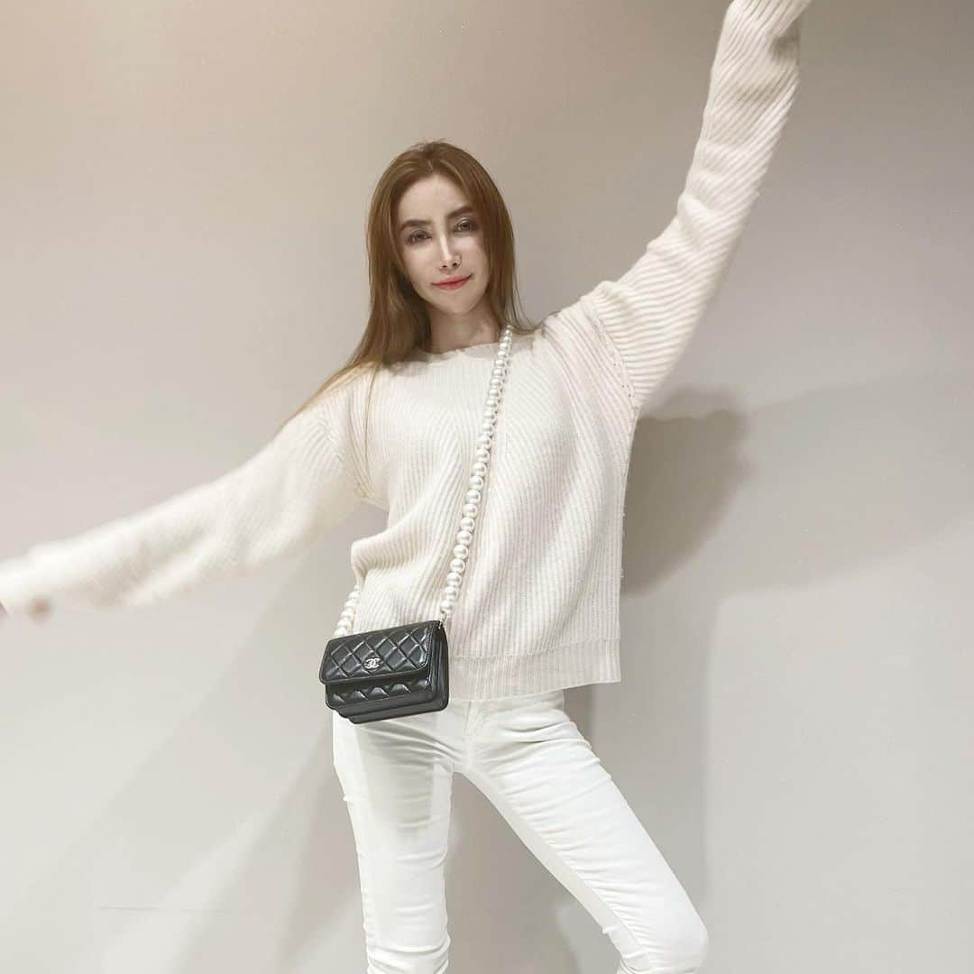 fashion dog loverのインスタグラム：「White ✖︎CHANEL  #fashion#fashiongram #fashionblogger #fashionista #fashionstyle #fashionlover #fashionlover #ootd #ootdfashion #outfitoftheday #outfit #outfitinspiration #outfits #milaowen #chanel#white #ファッション#ファッションコーデ #ファッションスナップ #シャネル #ミラオーウェン #コーデ#コーデ記録 #コーディネート #drmartens#ドクターマーチン#pearl #パール」