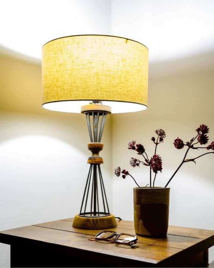 journal standard Furnitureさんのインスタグラム写真 - (journal standard FurnitureInstagram)「【RECOMMEND ITEM】﻿ ﻿ " BETHEL TABLE LAMP "  60年代のヴィンテージランプをモチーフにデザインされたACMEオリジナルのテーブルランプ。   当時の素材感を再現したランプシェードは、明りを点灯すると雰囲気のある明りが空間に広がります。   ソケットは２段階調光スイッチ付きで、用途に応じて明るさ調節が可能。 鉄素地と木部の素材感、そしてツイスターコードを採用する事により、細部までヴィンテージ感を忠実に再現しています。   ベッドやソファー脇、サイドボードの上など場所を選ばずにコーディネートを楽しめます。  BETHEL TABLE LAMP ¥23,000+tax  ﻿ #journalstandardfurniture  #acmefurniture #baycrews #furniture #interior #lamp #tablelamp」1月8日 0時11分 - js_furniture