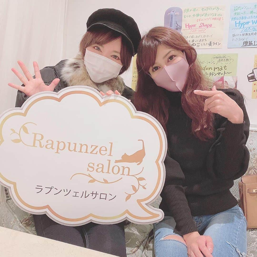 里美ゆりあのインスタグラム：「お友達がやっているエステサロンにやっと行けたよぉ😘 ハイパーナイフとハイフスタンプという機械で正月太りに刺激を与えたよ☺️ ボコボコしたセルライトも柔らかくなってなんと言っても気持ち良くて寝てしまったよ🥰 痛いとか辛いとか高いとか通うのも億劫になる経験沢山してきたけど この機械達なら通いたい！！ 私みたいに面倒くさがりやでもコースじゃなくてもその都度でもOKなのも嬉しいし、男性のお客様もOKなんだよ👏🤗 ダイエットに中々根気入らない時に行くとスイッチ入れやすくなるからオススメ😲🎊😆 ラプンツェルサロン要チェックです🌟  #エステサロン #六本木 #エステ #美容 #ダイエット #ラプンツェルサロン六本木  #ラプンツェルサロン #ハイフ #くびれ #roppongi  #esthetic  #beauty  #diet」