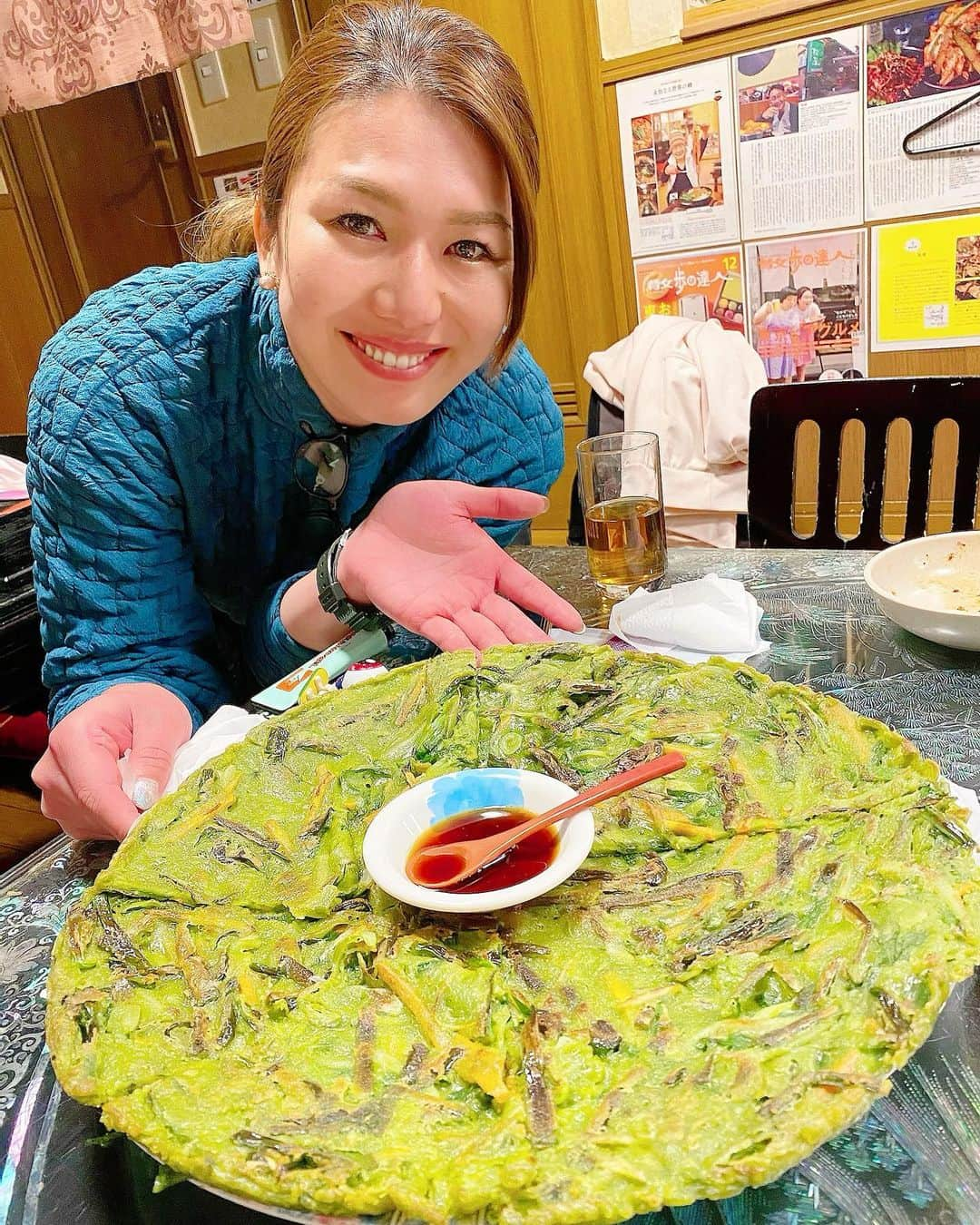 宮川紗麻亜さんのインスタグラム写真 - (宮川紗麻亜Instagram)「🌻 先日食べに行った韓国料理屋さんのチヂミ😋 私の顔より大きいって事は…笑 ビッグサイズ🤟🤟🤟  明日から緊急事態宣言ですね。 今は早く落ち着く事を願い、また美味しい夜ご飯を食べに行きたい☺️  #韓国料理 #マシッソヨ #韓国ドラマ #まだまだハマり中 #キルミーヒールミー は未だに何回も見ちゃう 覚えた韓国語を言ってみたら、爆笑されましたとさ😂」1月8日 0時21分 - sunflower__summer