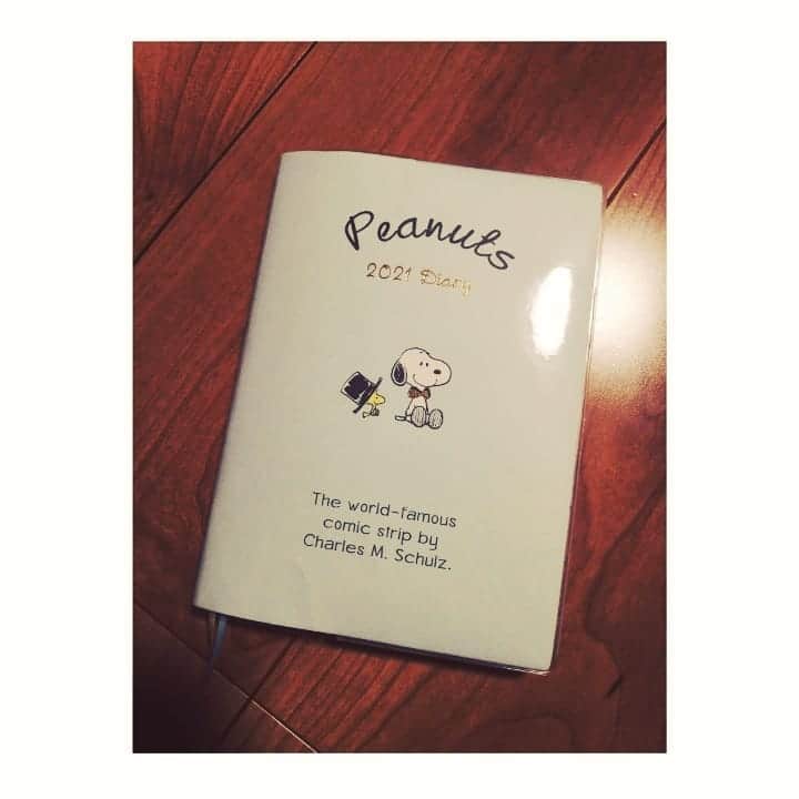 近藤笑菜のインスタグラム：「今年の手帳はこれに決まり🌟 昨年の手帳よありがとう📙 今年はキャラクターのかわいさに元気をもらうことにしてしもた～～♡ . 2020年の振り返りをしていたら、CM1本、ドラマ1本、配信1本、リモート5本、映画5本の作品に出演させていただいていて。もちろん自分の力だけではないのですが、新しいご縁と挑戦の機会もたくさんいただき、コロナもありながらなかなか頑張っていたんじゃなかろうか～～と思えたよ。よく頑張った！去年は皆よく頑張ったよね！！！(誰) 今年もぼちぼち進んでいけるよう。 地道に、愚直に、やってまいりましょ🐗🐬🐥 #手帳 #2021」