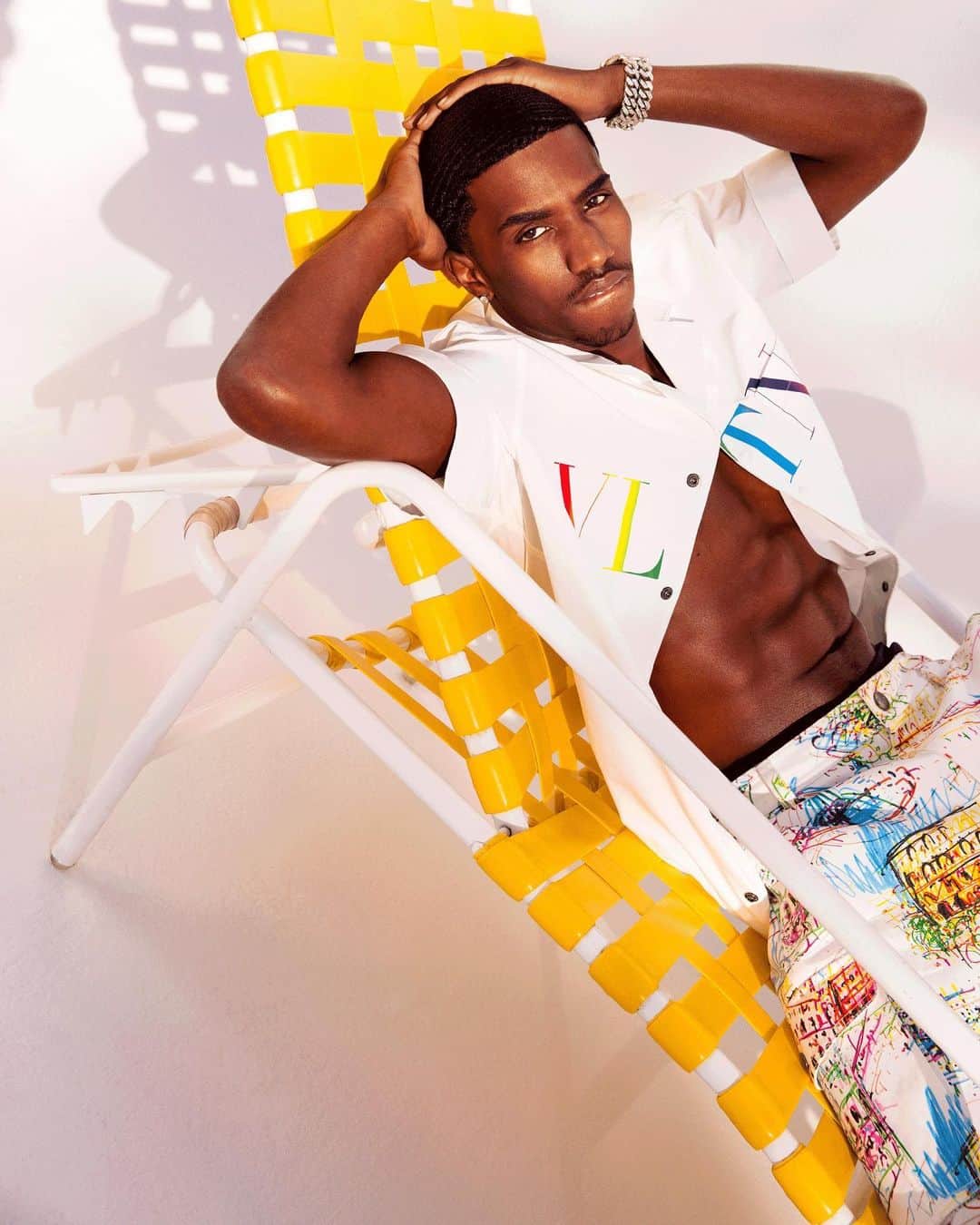 カリーヌ・ロワトフェルドのインスタグラム：「Kicking-off the new year with a shoot we did in Miami remotely from Paris ☀️ @kingcombs is shot by @dvnchrstphr wearing @maisonvalentino. Loving this 90’s feel 💕 produced by @crstudio」