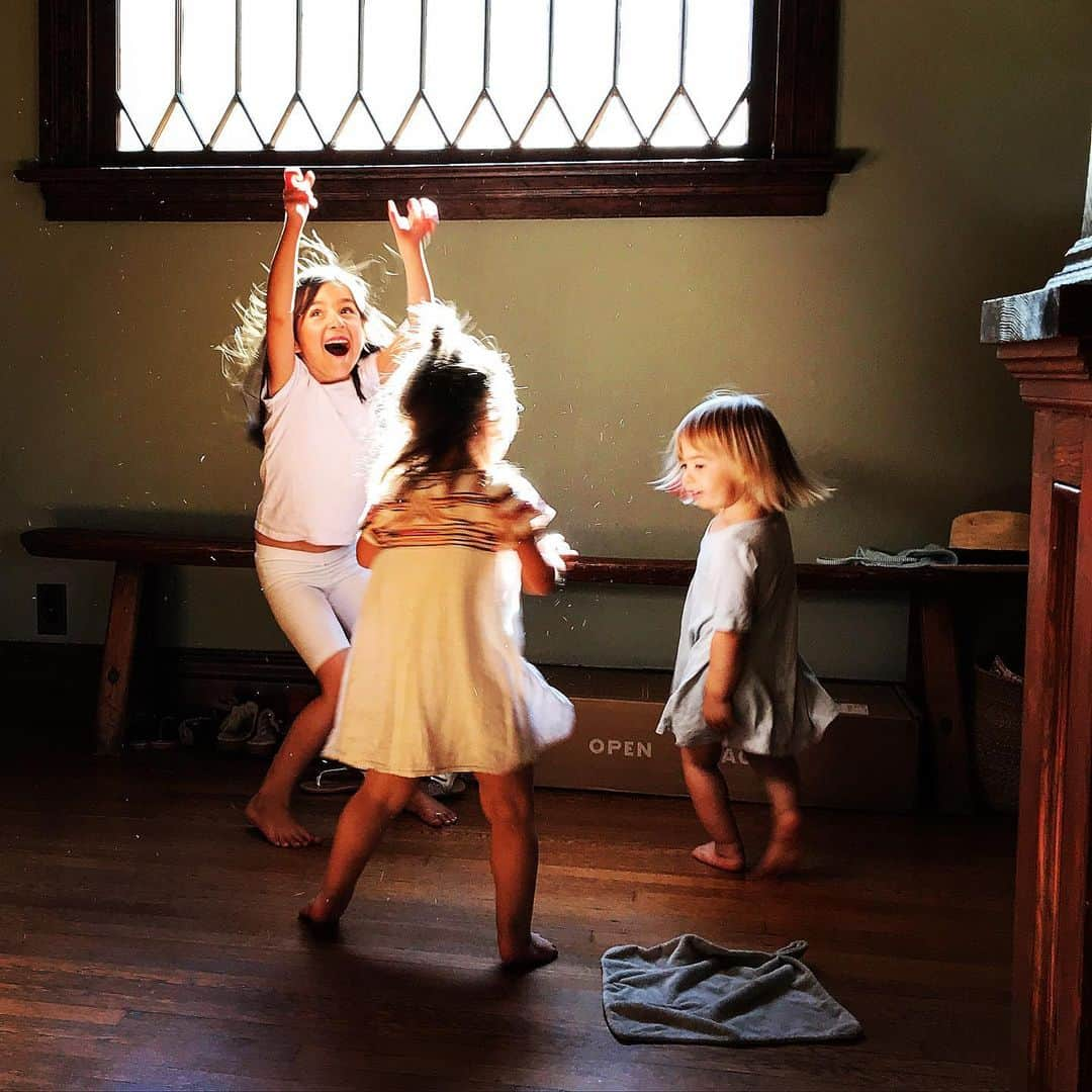 リンジー・フォンセカのインスタグラム：「It’s my birthday today and honestly I was just trying to find a photo that made me truly happy. This is the one. Pre pandemic. When you could be with loved ones safely and watch the kids dance. I miss moments like this very much. I’m grateful for so much. Today I feel so blessed to be alive and healthy. I love you all.」