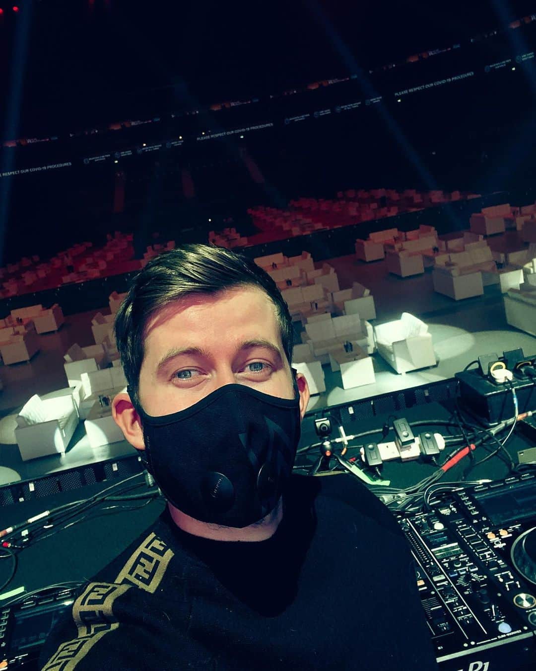 のインスタグラム：「Beyond excited to perform tonight, at my very first concert in almost a year🙏🏻 I must say it’s amazing to kick off 2021 this way, after the year we’ve all been through. Can’t give enough props to the incredible team of promoters here in Dubai and what they’ve put together, which brings me hope that we’ll be able to get fully back on the road soon💫 See you tonight, Dubai. Let’s do this!🤟🏻」