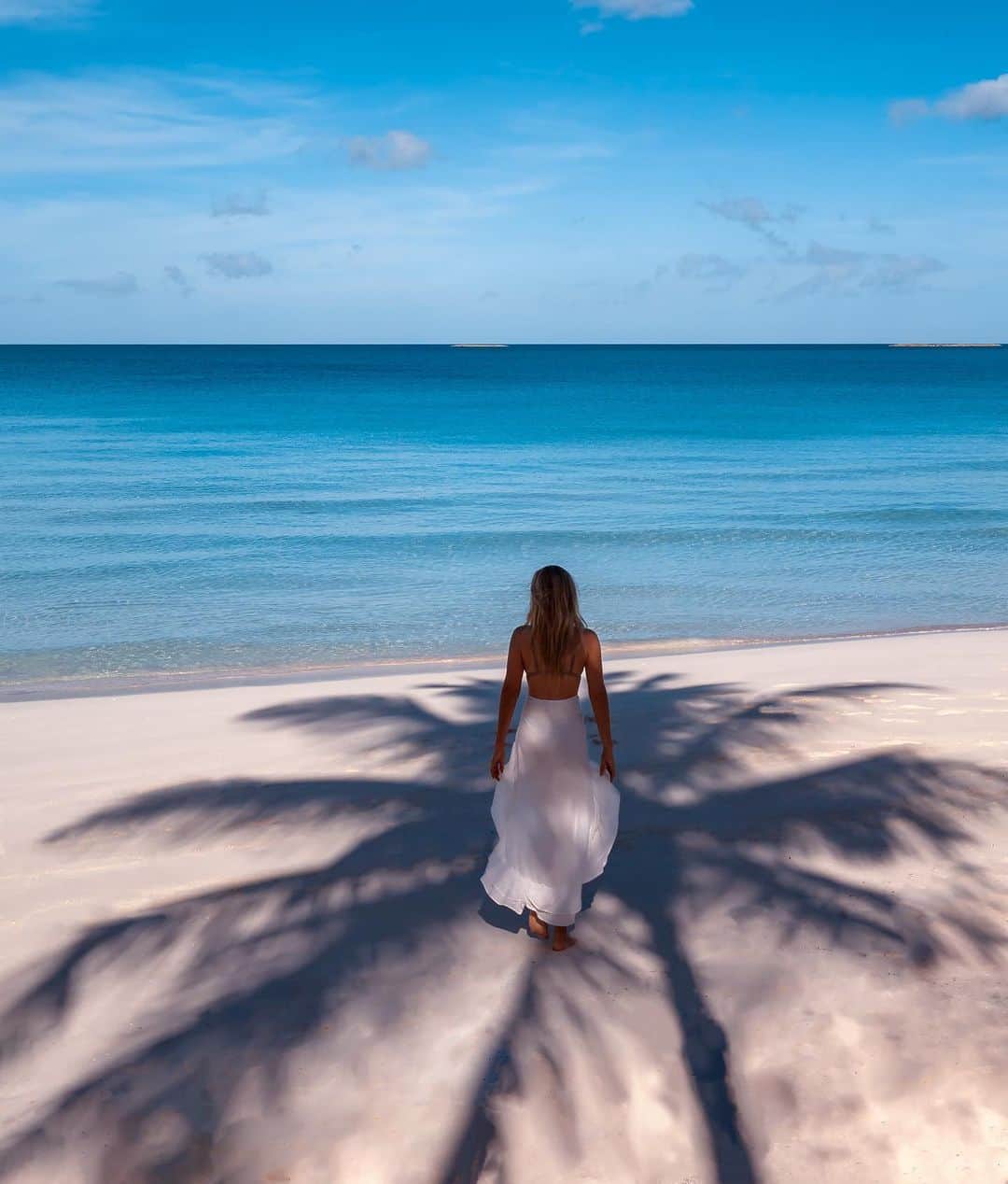 サシャ・カリスさんのインスタグラム写真 - (サシャ・カリスInstagram)「You can find me at the beach 🏖   Linking my sarong on LTK it via stories. 🌴 #beach #bahamas #liketoknowit #ltk #ltkfashion #ltkstyletip #ootd #palmtrees #home #restandrelax #beautifuldestinations」1月8日 0時52分 - _bahamasgirl_