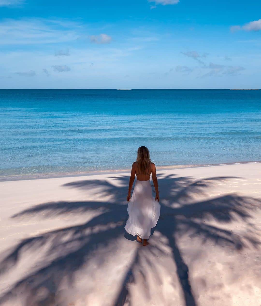サシャ・カリスのインスタグラム：「You can find me at the beach 🏖   Linking my sarong on LTK it via stories. 🌴 #beach #bahamas #liketoknowit #ltk #ltkfashion #ltkstyletip #ootd #palmtrees #home #restandrelax #beautifuldestinations」