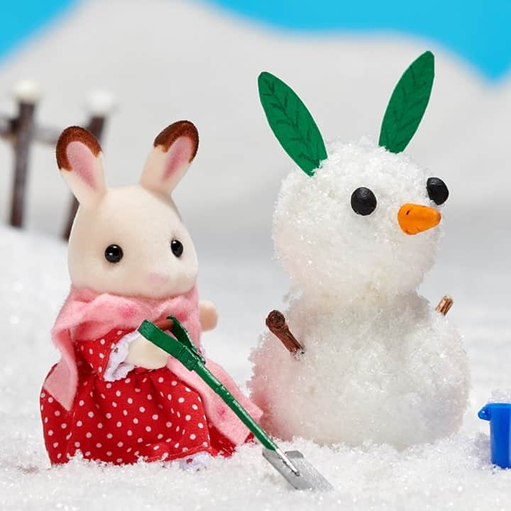 シルバニアファミリー【公式】 さんのインスタグラム写真 - (シルバニアファミリー【公式】 Instagram)「・ ショコラウサギのフレアちゃんは、お庭で雪だるまを作っています。  おめめとお鼻をつけて、仕上げは葉っぱで・・・ おやおや？誰かに似ていますね。  「じゃ〜ん！これは誰でしょう？」  フレアちゃん雪だるまの完成です！ とっても上手にできたね。  #シルバニアファミリー #シルバニア #sylvanianfamilies #calicocritters #sylvanian #ドールハウス #dollhouse #ミニチュア #miniature #冬 #雪遊び #雪 #雪だるま #winter #snow #snowman」1月7日 16時00分 - sylvanianfamilies_jp