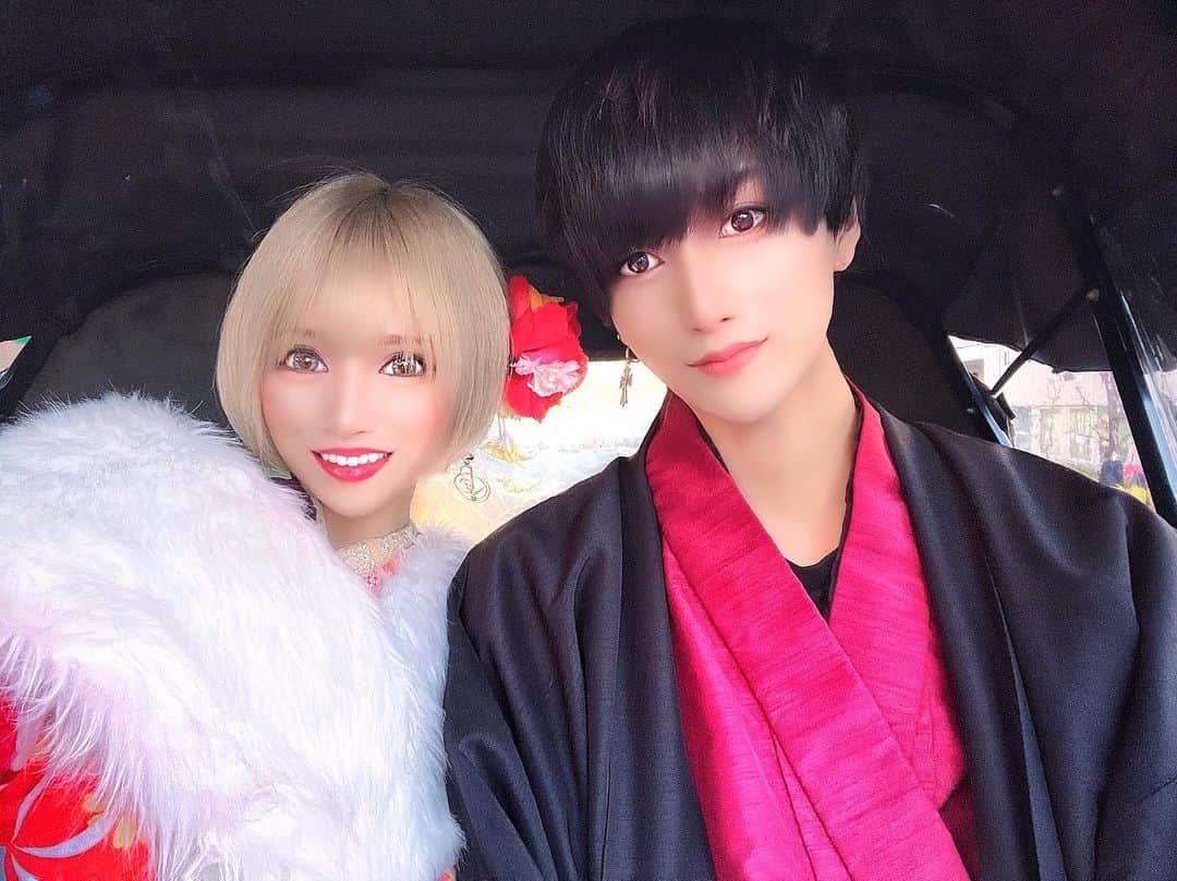 侑季美怜のインスタグラム：「人生で初めて人力車に乗った日❤️ • • ほんとアトラクションみたいですごく楽しかった♫ 人力車を引いてくれるお兄さんがいろんな話をして 楽しませてくれました⭐️ • • とーやも浅草での人力車は2度目らしくて いろいろ教えてもらった💕 高校生以来らしいのによく覚えてる✨ • • 殿、姫、って呼ばれるもんだから笑っちゃった🤣💕 • • 知らない優しいおじさんからあったかいお茶もらったり いろんな人が声かけてくれて楽しかった♫ • • 浅草っていい人しかおらん！ いい街❤️ • • また是非浅草来て人力車に乗りたいっ！ • • この後人力車のお兄さんが教えてくれたバーに行って デンキブラン飲んでベロベロになったよ😂🥂 • • あと変な怪しい銅像？も教えてくれた😂 (最後から2番目の動画) • • • #浅草　#着物　#着物レンタル　#浅草着物レンタル　#観光　#メロンパン　#初詣　#お寺参り　#正月　#丑年　#年明け　#年始　#元旦  #2021year #令和　#おみくじ初売り　#雷門　#浅草寺　#仲見世通り　#東京スカイツリー　#スカイツリー　#ホッピー通り　#神谷バー  #デンキブラン  #牛嶋神社  #三輪鳥居 #駒形堂　#駒形橋  #2021年　#デート」