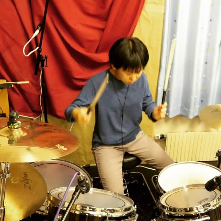 かねあいよよかのインスタグラム：「I folded my sticks🤣 I shot a new drum cover video🥁 Don't miss it❗️  @vicfirth  #vicfirth #brokensticks #drumsticks」