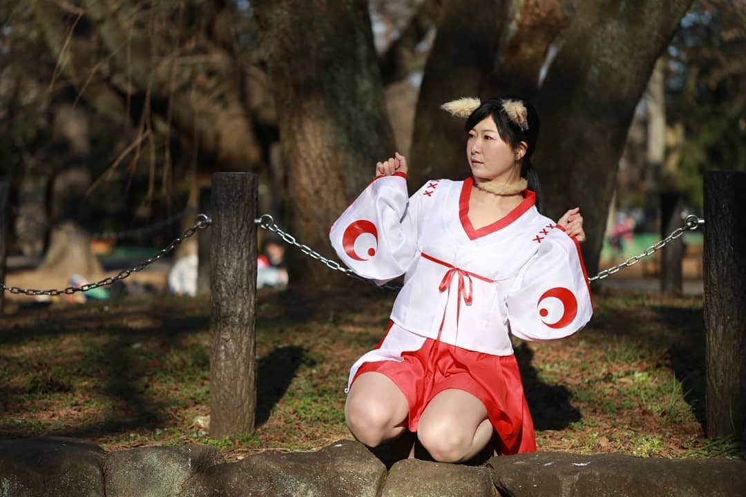 のインスタグラム：「喜びの舞 ・ #温泉モデル#しずかちゃん#公園#コスプレ#cosplay#portrait#ポートレート#散歩#祈祷#お祈り#お正月#巫女#旅行#旅#trip#travel#japan#日本#神社#参拝」