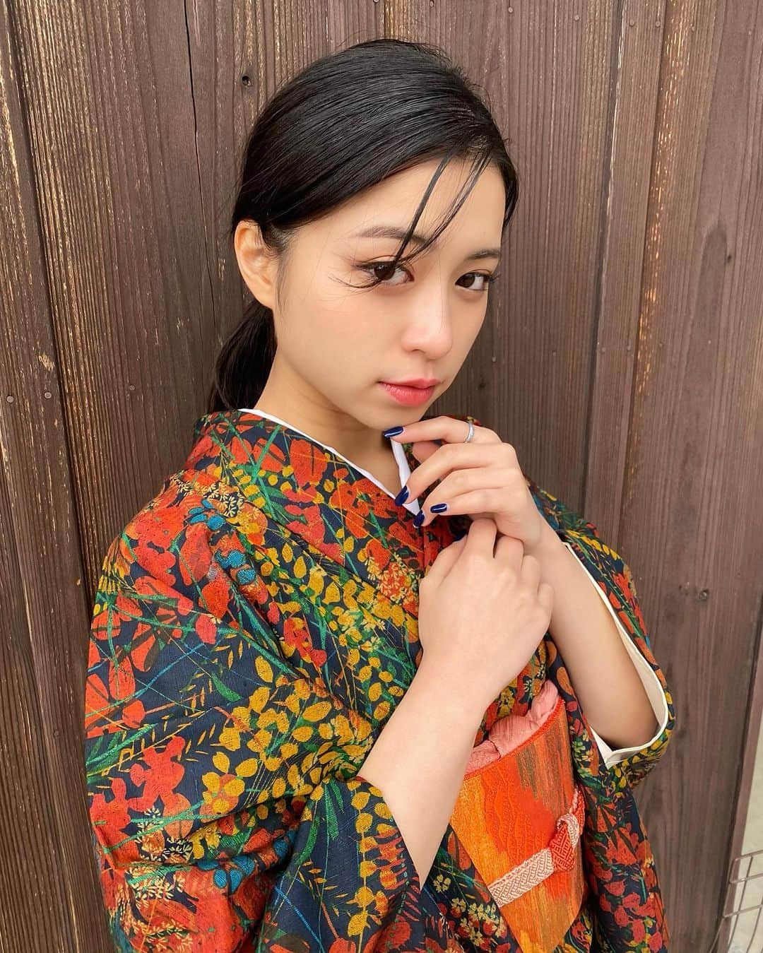 中尾萌那さんのインスタグラム写真 - (中尾萌那Instagram)「出遅れてしまいましたが 新年明けましておめでとうございます  明るい未来が待っていますように🌙  祖母に着物を着せて貰いました　　 成人式が延期になったので、 振袖はいつか開催できる日まで うきうきしながら取っておきます。  本年もどうぞよろしくお願い致します！  #2021  #着物」1月7日 16時09分 - monanakao