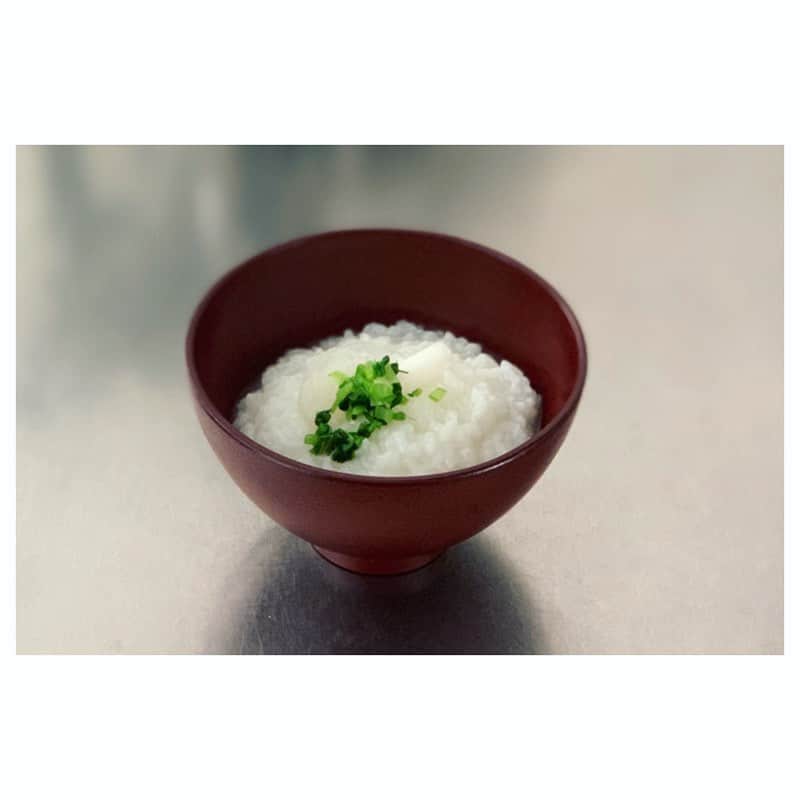 市橋有里のインスタグラム：「【七草粥】  コトコトコトコト お米から炊くと ねっとり濃厚なお粥さんに 仕上がります。 シンプルに塩味だけで好きだけど 今年は鶏だしで炊いてみました。 お米と水は1：10の割合 3杯おかわりしてしまいましたw 無病息災を祈って✨ ・ #七草 #七草粥 #1月7日 #無病息災」