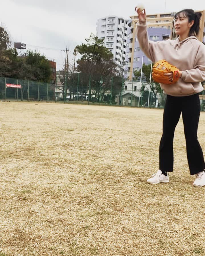 椿梨央のインスタグラム：「アンダースロー結構様になってきたような.....w どうでしょうか⁉️ . . . 寝起き45分後の姿です。 ボサボサですみません。 . . . #野球 #野球女子 #アンダースロー #ピッチャー #舞台 #1518 #椿梨央」