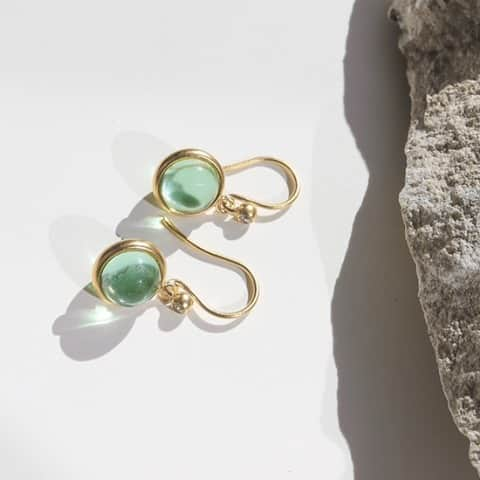 ジュリーサンドラゥさんのインスタグラム写真 - (ジュリーサンドラゥInstagram)「The color of Mother Earth 🌍 ⠀⠀⠀⠀⠀⠀⠀⠀⠀ ⠀⠀⠀⠀⠀⠀⠀⠀⠀ ⠀⠀⠀⠀⠀⠀⠀⠀⠀ #juliesandlau #juliesandlaujewelry #jewelry #primini #prime #green #collection #styling #inspiration」1月7日 16時01分 - juliesandlau