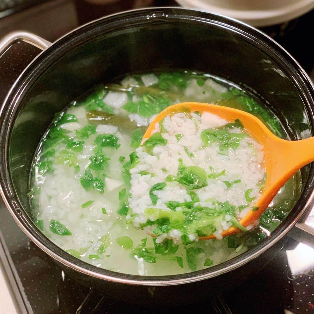 ochikeronさんのインスタグラム写真 - (ochikeronInstagram)「Do you know Nanakusagayu? Do you make it? It is the seven herbs rice porridge that we eat in the morning of January 7th to bring longevity and health. Perfect for your stomach after big holiday meals 😋  My darling was like, I am rushing to the work, why are you serving this hot stuff right before I leave 😂 So true, be careful. I woke up late 😅 I put it in kids' Bento since they may try to eat it when they are at school. haha  Swipe up highlighted stories to view the recipe 👍🏻 @ochikeron」1月7日 16時06分 - ochikeron