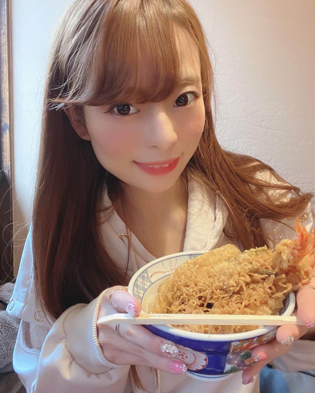 亀田ゆかりのインスタグラム：「. . 天丼マン♡ . . #たべるの大好き #天丼 #旅行 #アイドル #アイドル好きと繋がりたい #アイドル前髪 #お洒落さんと繋がりたい」
