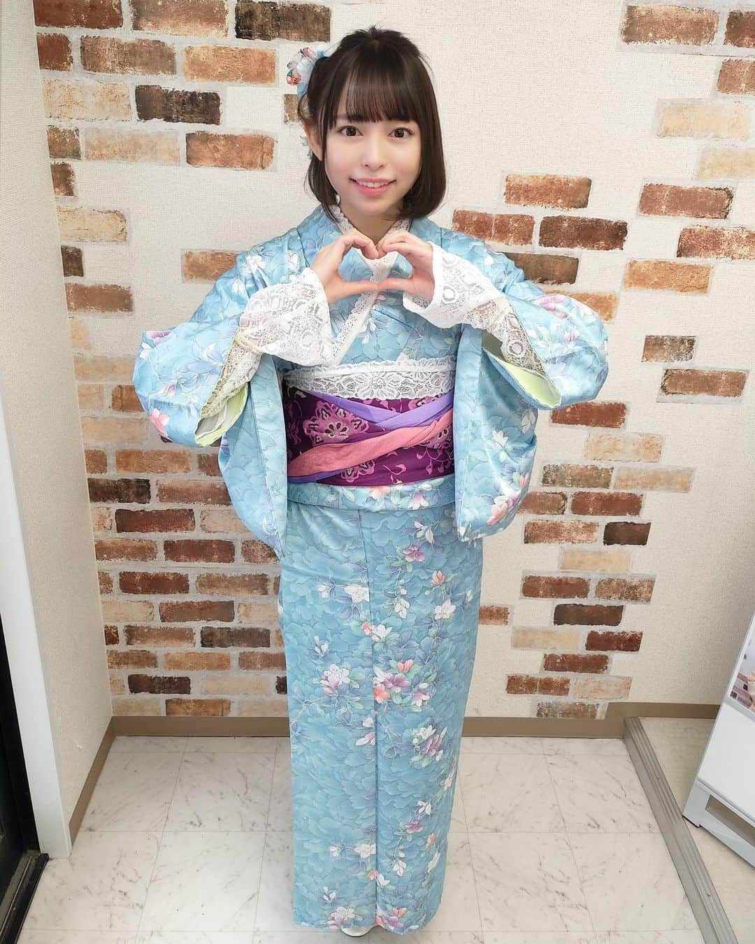 寺坂ユミさんのインスタグラム写真 - (寺坂ユミInstagram)「あけましておめでとうございます🐄💙 💙今年もよろしくお願いします💙  #2021#happynewyear#あけましておめでとうございます#丑年#着物#kimono#japanesegirl」1月7日 16時07分 - 129ym