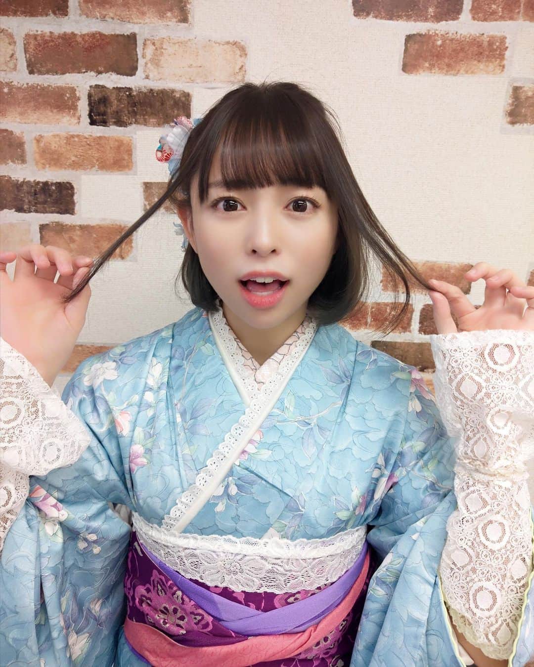 寺坂ユミさんのインスタグラム写真 - (寺坂ユミInstagram)「あけましておめでとうございます🐄💙 💙今年もよろしくお願いします💙  #2021#happynewyear#あけましておめでとうございます#丑年#着物#kimono#japanesegirl」1月7日 16時07分 - 129ym