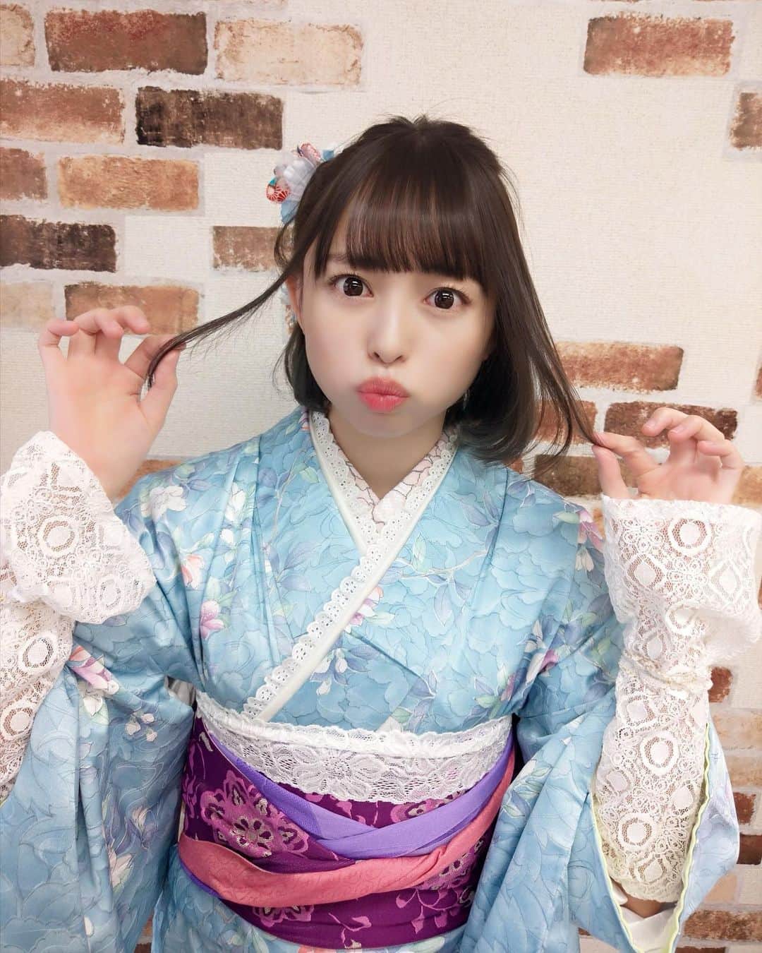 寺坂ユミのインスタグラム：「あけましておめでとうございます🐄💙 💙今年もよろしくお願いします💙  #2021#happynewyear#あけましておめでとうございます#丑年#着物#kimono#japanesegirl」