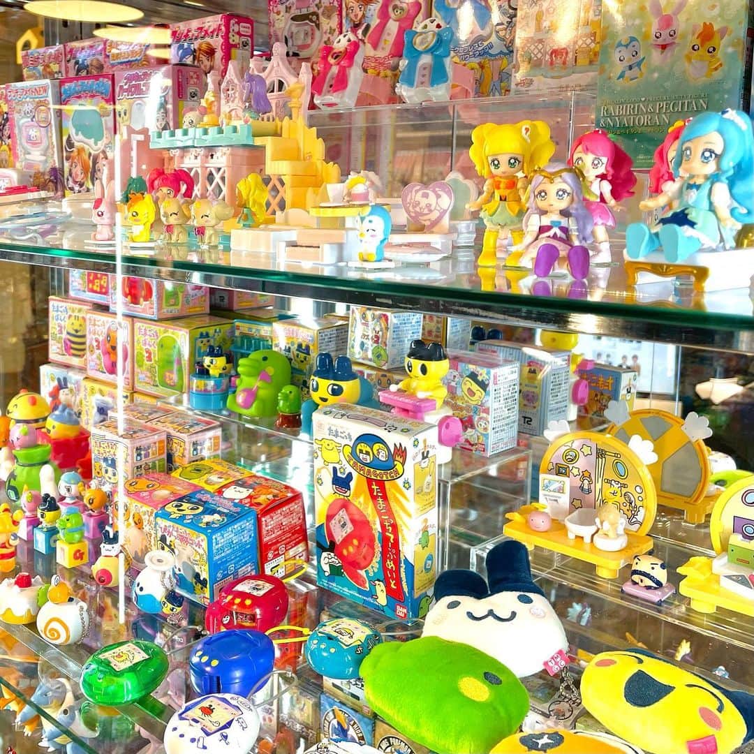 BEAMS JAPANさんのインスタグラム写真 - (BEAMS JAPANInstagram)「【BEAMS JAPAN×バンダイ】﻿ ﻿ お菓子や飲料水などの「おまけ」として付けられている食品玩具＝食玩。﻿ 「食玩」は、子どもがおもちゃに出会うきっかけのひとつである一方で、クオリティの高さと人気キャラクターの採用で大人も魅了し、海外でも注目を集めています。﻿ これまで多くのヒット食玩を手がけてきたバンダイの食玩事業と＜BEAMS JAPAN＞がタッグを組んで、日本のカルチャーともいえる食玩の魅力を『食玩ジャパン』で発信します。﻿ ﻿ 期間中、過去から現在までの貴重な食玩を一堂に集めた「コレクターの部屋」が「ビームス ジャパン（東京・新宿）」に登場。﻿ ＜バンダイ×BEAMS JAPAN＞の限定食玩や、食玩からインスピレーションを受けた「食服」も発売します。さらに、全国の店舗でもノベルティプレゼントなどのキャンペーンを展開。子どもの頃のワクワクした高揚感とともに、食玩の魅力と新しい可能性を＜BEAMS JAPAN＞でぜひご体験ください。﻿ ﻿ ﻿ ﻿ ＜概要 ＞﻿ 実施期間：2021/1/7～2021/2/14﻿ 実施内容： ﻿ ・全国のビーム ス ジャパン（新宿、 渋谷、 京都）で「食玩ジャパン」限定コラボレーション商品を販売﻿ ・ビームス ジャパン（新宿）にて約1,000種類以上の食玩展示﻿ ・ビームス ジャパン（新宿）にて架空の食玩売場「萬代屋（ばんだいや）」の設置﻿ ・全国のビームス ジャパン（新宿、 渋谷、 京都）では会計時にラムネ菓子をプレゼント﻿ ・全国のBEAMS店舗（除外店舗有り）でのプレゼントキャンペーンの実施﻿ ・「食玩ジャパン」の特設サイトをオープン（1月13日（水）にはサイト内にバーチャル会場もオープン予定）﻿ ﻿ BEAMS JAPAN 1F﻿ ☎︎03-5368-7314﻿ #beamsjapan1st﻿ #バンダイ﻿ #クーナッツ #ポケモン﻿ #仮面ライダー #ワンピース﻿ #ウルトラマン #アニマギア﻿ #たまごっち #プリキュア﻿ #ガンダム #ディズニー﻿ #スヌーピー #ムーミン﻿ #鬼滅の刃 #ドラえもん﻿ #サンリオ #サンエックス﻿ #エヴァンゲリオン﻿ #アンパンマン ﻿ #ドラゴンボール #Fate﻿ #STARWARS #妖怪学園﻿ #カードキャプターさくら﻿ #TWISTEDWONDERLAND﻿ #ラブライブ #ジョジョの奇妙な冒険﻿ #転生したらスライムだった件﻿ #アイドリッシュセブン﻿ ﻿ ﻿ ©尾田栄一郎/集英社・フジテレビ・東映アニメーション」1月7日 16時24分 - beams_japan