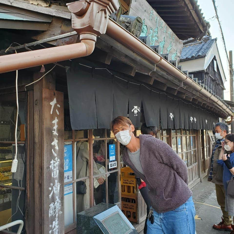 岡本昌弘のインスタグラム：「年末にたまさ醤油さんにご挨拶に行きました。やっぱりここの醤油美味しい！ ぽん酢やめんつゆもおすすめです。 お土産まで頂いてありがとうございました！ #たまさ醤油 #宮醤油」