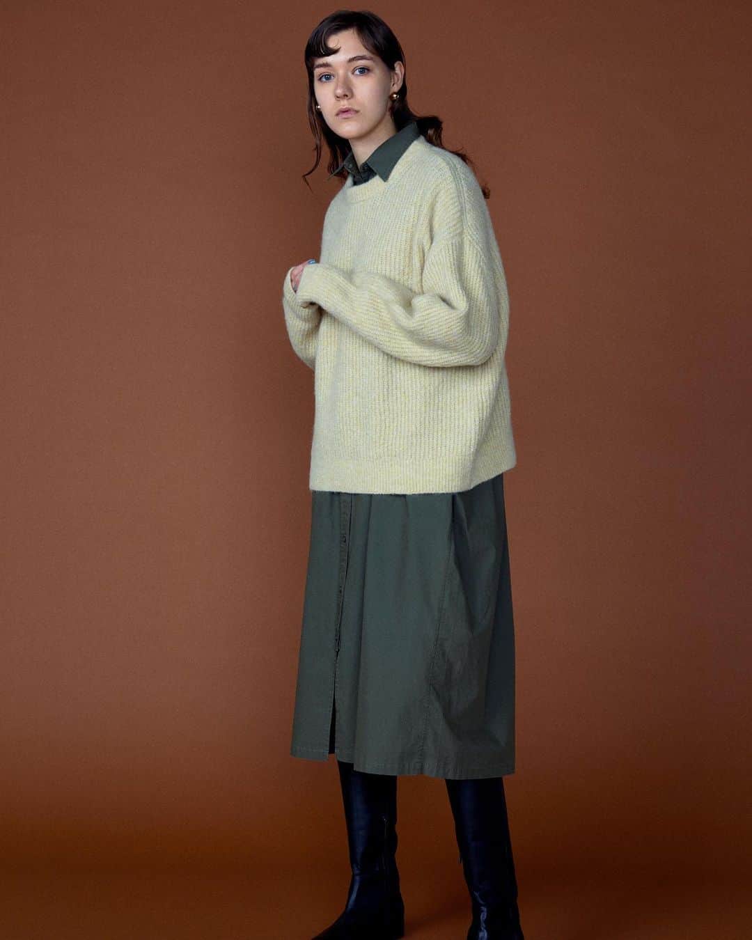 のインスタグラム：「. -Recommend item- ㅤㅤㅤㅤㅤㅤㅤㅤㅤㅤㅤㅤㅤ ㅤㅤㅤㅤㅤㅤㅤㅤㅤㅤㅤㅤㅤㅤㅤㅤㅤㅤㅤㅤㅤㅤㅤㅤㅤㅤ ▶︎TOPS 【AMERICAN RAG CIE / アメリカンラグシー 】 Women's 圧縮ニットプルオーバー ¥ 14,000(＋tax）  ウール混率の高い糸を使用し、圧縮の風合いが温かみを際立ただせているニットプルオーバー。１枚着としても、重ね着も楽しめる程よいシルエットに仕上がっています。 シンプルなデザインですが明るいカラー展開がコーディネートのアクセントになってくれます。  #アメリカンラグシー  #americanragcie」