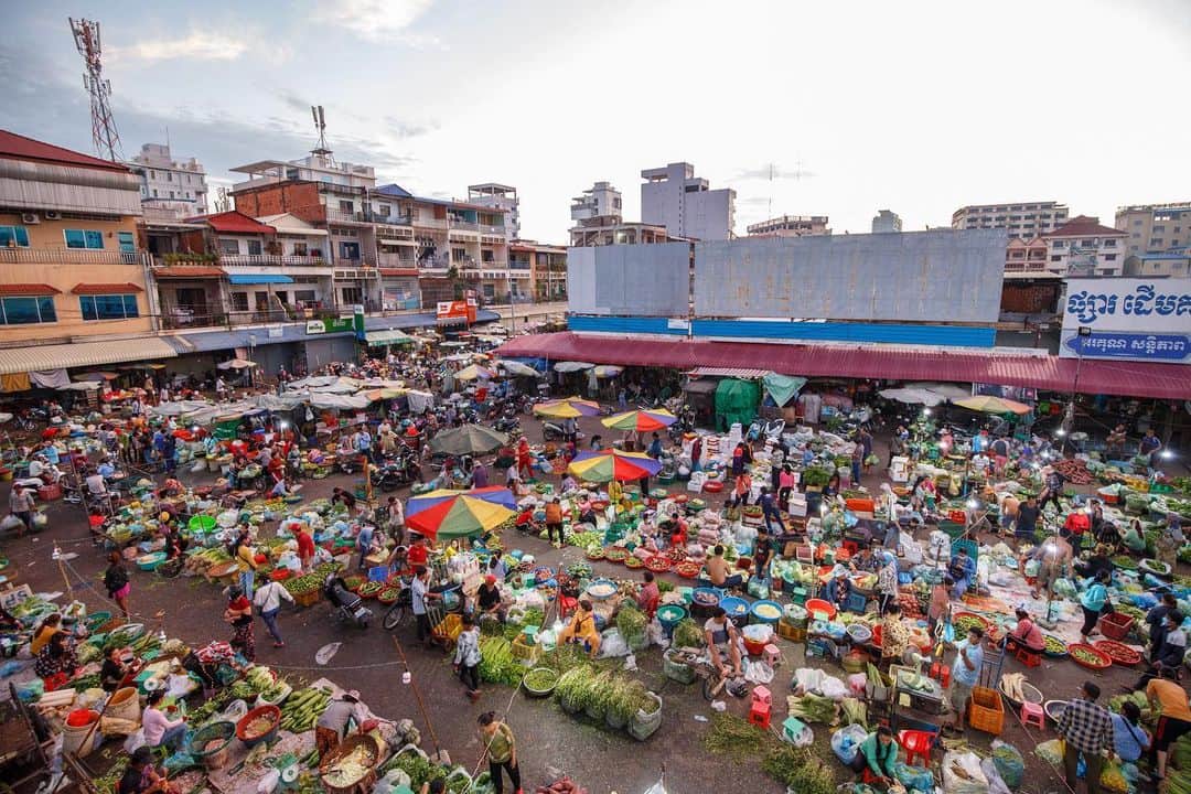 Shunsuke Miyatakeのインスタグラム：「In US, there's a storm of Mob incited by Trump. In Hong Kong, police arrested 53 democratic people. In Japan, it would declare a state of emergency in Tokyo and three surrounding prefectures.   Thursday, January 7 is Victory over Genocide Day in Cambodia.   0549am, at a time between night and morning, a lot of people buying and selling foods, and daily goods at Derm Kor Market, Phnom Penh as usual.   People need Everyday life as usual all over the world.」