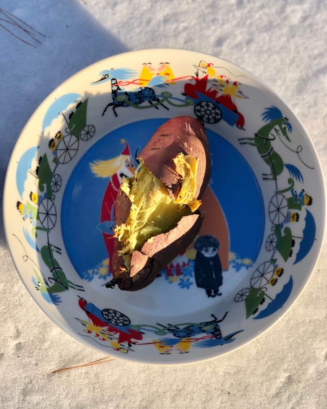 パク・ウォンジさんのインスタグラム写真 - (パク・ウォンジInstagram)「Thinking of Lapland 🌬 A snack for two kids who are not very sensitive to cold #homecooking」1月7日 16時30分 - sisi_wonji