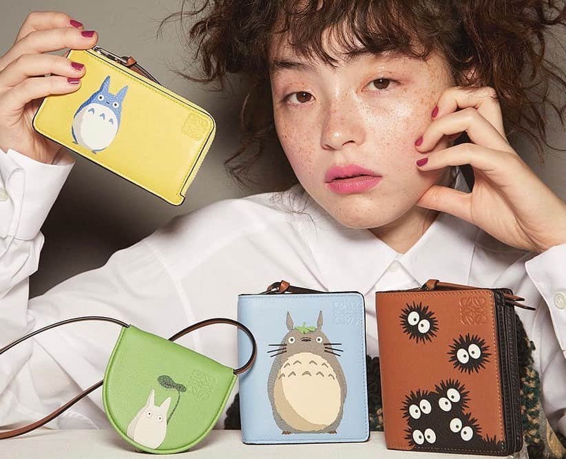 VOGUE GIRL JAPANのインスタグラム：「エディターたちも首ったけの「ロエベ×となりのトトロ」カプセルコレクション💕 1月8日（金）の発売を前に、VOGUE GIRLオススメのアイテムを厳選してご紹介😆❣️ ロエベのクラフトマンシップでモードなアイテムに変身した、愛らしいキャラクターたちをぜひチェックして🧚🏻💫詳しくはプロフィールのURLから→@voguegirljapan  MODEL：@sereeeenam  PHOTOS : @omisakii (IO） STYLING : @shinosuganuma  HAIR : @gxxxxxo （PARKS MANAGEMENT） MAKEUP : @harukadebeau   #loewe #となりのトトロ #voguegirl #loewetotoro」