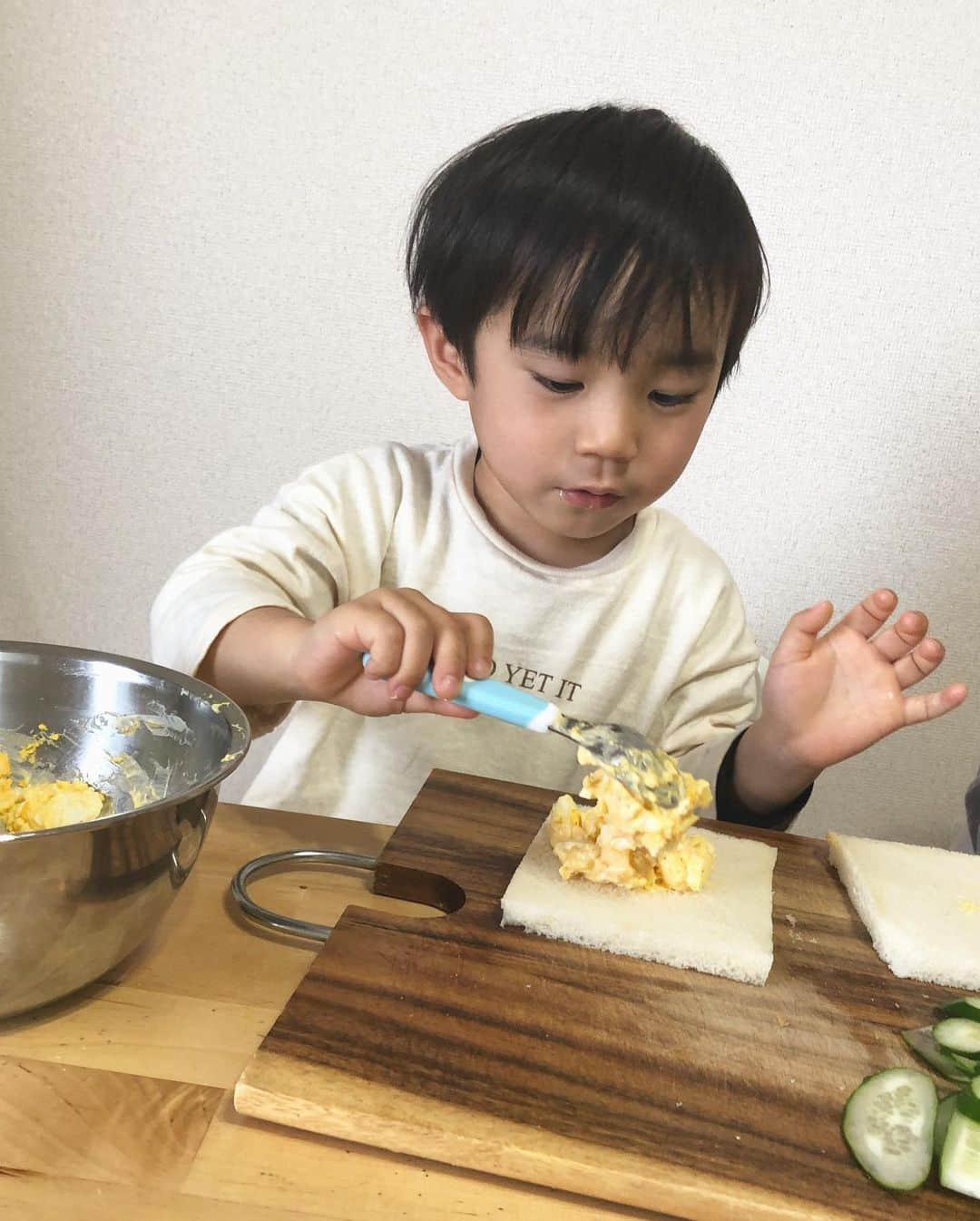 猪村有希さんのインスタグラム写真 - (猪村有希Instagram)「今日はスクールがお休みになったから 👦🏻とサンドイッチ作り！  荒めに潰されたたまごのサンドと 方向を無視したいちごサンドの出来上がり😂🤎 味が良ければよし♪  #いぶは隙をついてはつまみ食い👶🏻  #２歳差兄弟 #2歳差育児  #福岡ママ #男の子ベビー #男の子ママ #おうちごはん #サンドイッチ」1月7日 16時31分 - i.ykuup