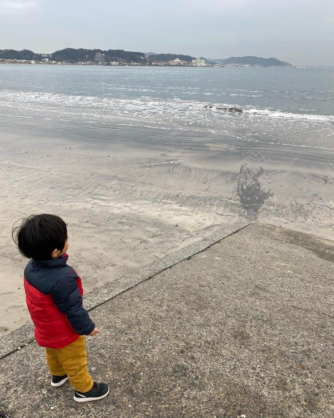 尾崎ナナさんのインスタグラム写真 - (尾崎ナナInstagram)「先日、お墓参りへ。。 近くに海があったので行ってみました🌊 息子は「おっきいー‼️」と大興奮☺️✨ 暖かくなったらまた来たいね🥺 #今年も平沼家をよろしくお願いします #お墓参り #興味のある所以外は抱っこと言う #パパお疲れさま #それにしてもよく歩いたな」1月7日 16時33分 - nana._.ozaki