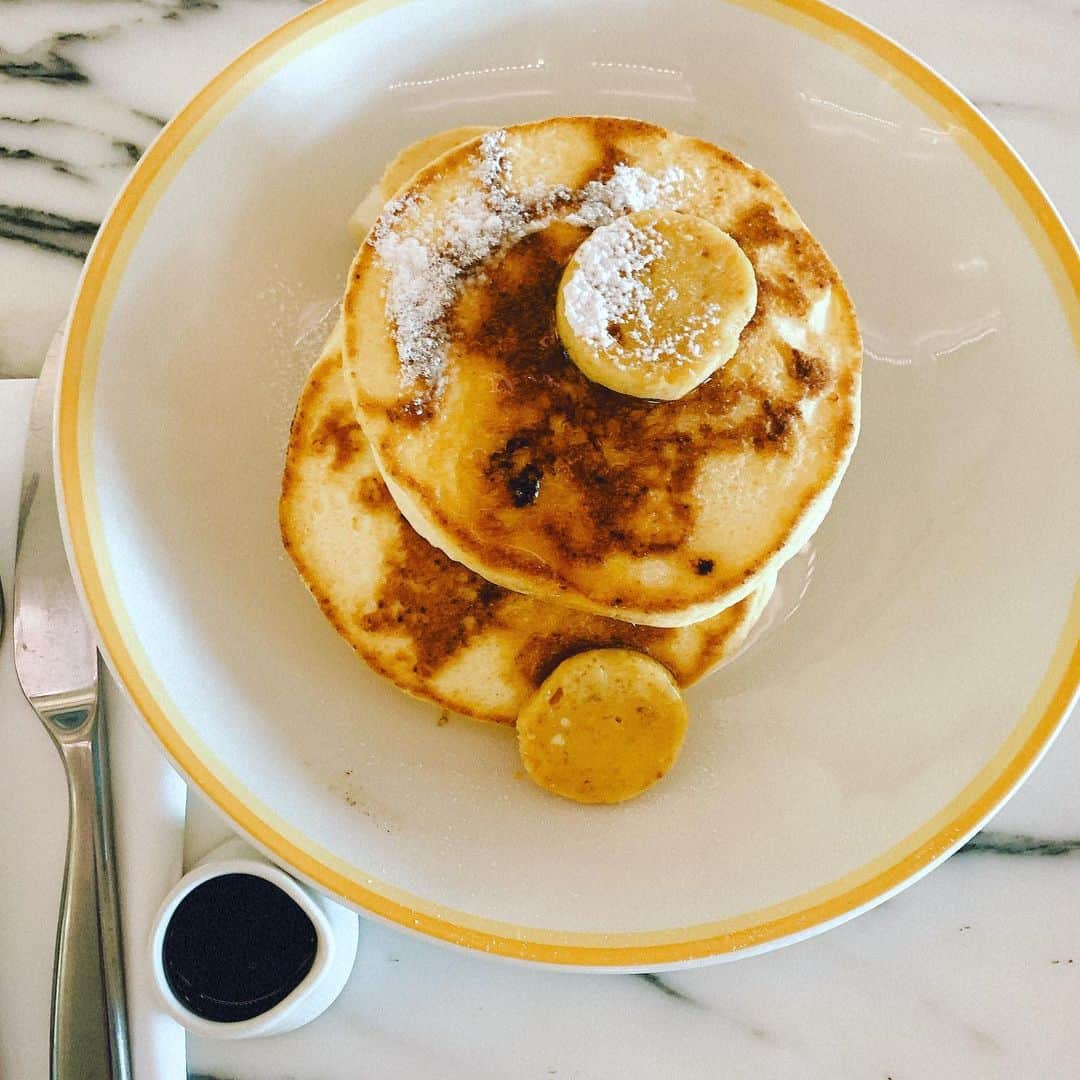 三浦加納子のインスタグラム：「billsのリコッタパンケーキ🥞 とあるきっかけから、音楽プロデューサーとして名高い今井了介さん @ryosukeimai が運営されている【ごちめし】@gochimeshi_staff  のサービスで今井さんご本人からごちになっちゃいました✨✨  あなたの好きな時にこれを食べに行ってくださいとURLが送られてくるのです。こんなスマートなごちそうの仕方があるなんて画期的！！  大変美味しくありがたく頂きました🙏  https://gochimeshi.com/  @billsjapan   #ごちめし　#さきめし  #パンケーキ」