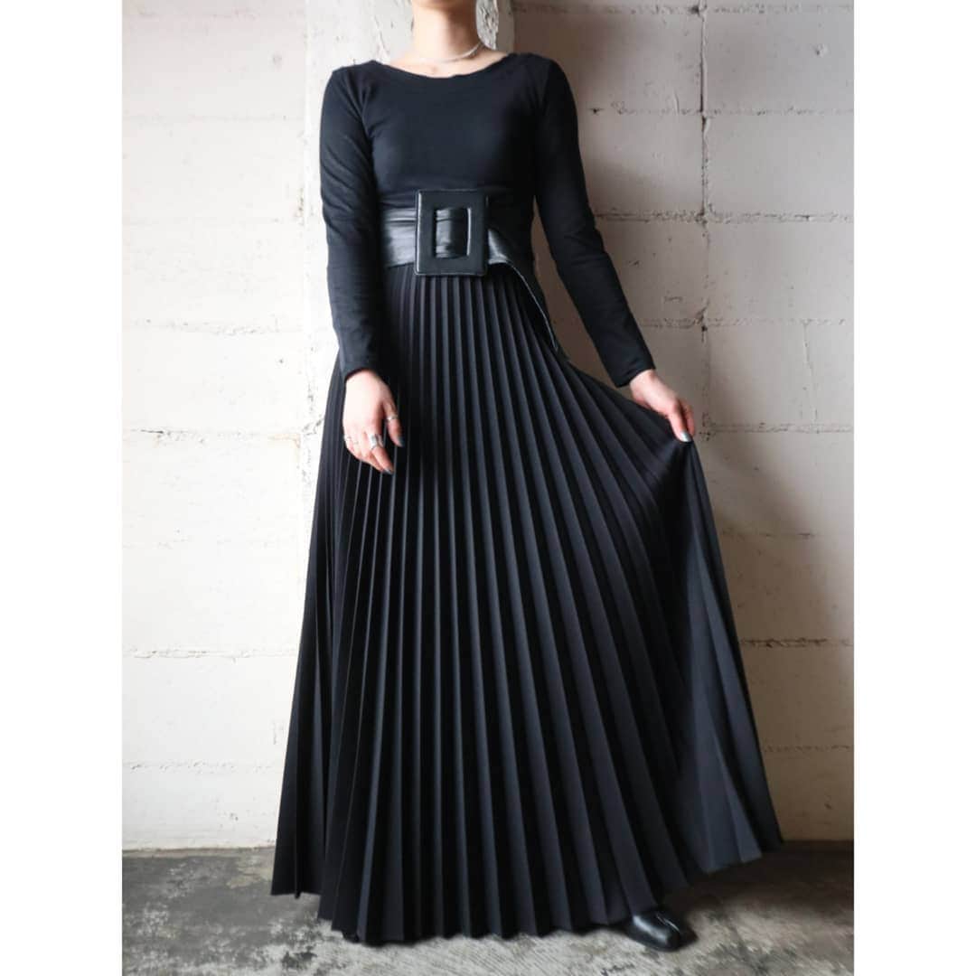 吉祥寺 古着屋 Orfeoのインスタグラム：「Pleated Long Skirt  . #orfeo #kichijoji #tokyo #vintage #used #fashion #coordinate #outfit . . .  お問い合わせはインスタグラムのプロフィール掲載のメールアドレスにお願いいたします。コメント、DMでのお問い合わせは受け付けておりませんのでご了承ください。 ONLINE SHOPの商品も店頭にてご購入頂けます。気になる商品がございましたらスタッフにお声掛けください。  新型コロナウィルス感染拡大防止策を徹底した上で営業をしております。マスクの着用、入店時にアルコールでの消毒をお願いいたします。」