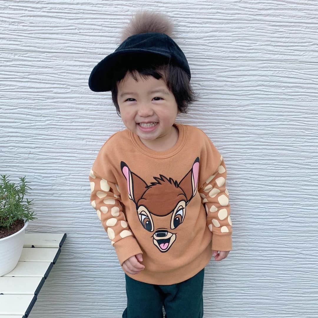 ともみさんのインスタグラム写真 - (ともみInstagram)「. 帽子被ってるから見えにくいけど はるくん髪の毛切りました✂︎ さっぱりして男の子っぽさが増した😊 . トレーナーは @babydoll_select ！ バンビかわいい〜💕 86cm12kgで100sizeがジャストでした👦 . @babydoll_select ではプレゼント企画も開催してるのでぜひチェックしてみてね〜✨  〈応募方法〉 1.@babydoll_selectをフォロー 2.babydoll _selectのプレゼントキャンペーンの投稿にいいね！ . .  #ベビドディズニーセレクト #ベビド #ディズニーコーデ #プレゼント企画 #babydoll #バンビ #disney #2歳 #2歳10ヶ月 #kidsfashion #kidsofinstagram #ootd #キッズコーデ」1月7日 16時39分 - yuzu_haru_18