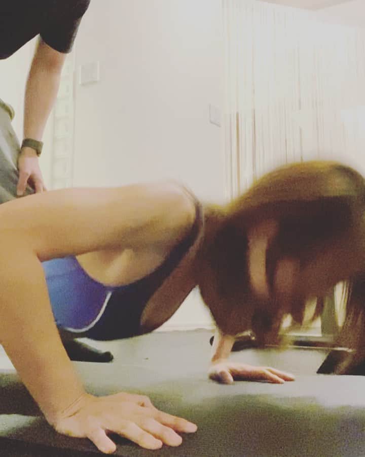黒澤まさ美のインスタグラム：「. 先日の#トレーニング初め の様子です💪🏻 . #筋トレ女子  . #workout  #training #fitness #diet #fitnessgirl  #gymgirl  #pushup  #筋トレ #腕立て伏せ  #腕立て #プッシュアップ  #パーソナルトレーニング  #自由が丘 #自由が丘サロン #自由が丘ジム  #ジム女子」