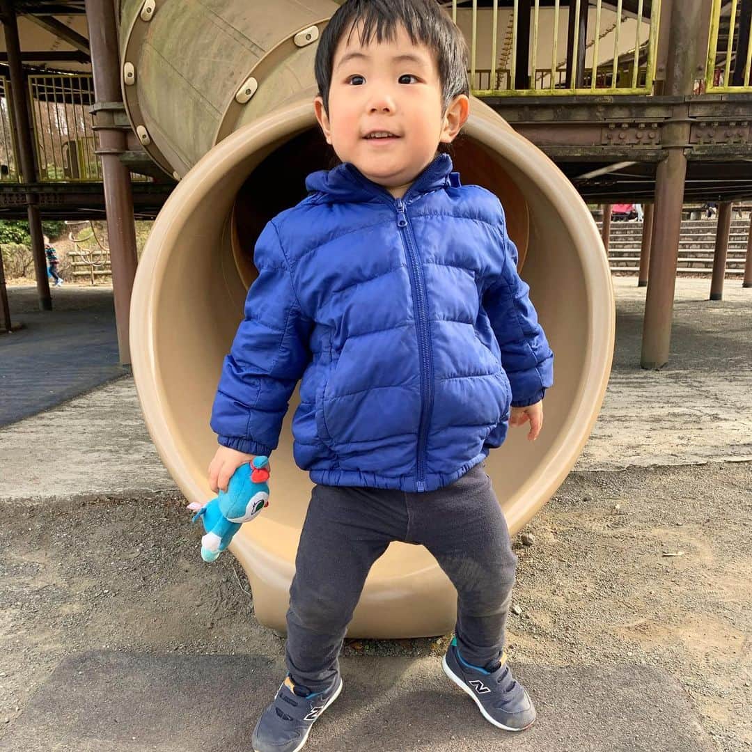 藤田志穂さんのインスタグラム写真 - (藤田志穂Instagram)「相変わらず、一緒に写真を撮ってはくれない息子。。。😭🤣 ・ そして 相変わらず、めげずに一緒に写真を撮ろうとする母😩😂 ・ 2021年、少しはまともな息子との写真が撮れると良いな😂 ・ そして この公園、とても楽しかった🙌 ・ 遊具も充実してるし、汽車が走っていたり乗れたり🚂 ・ リアルが好きな息子は、可愛らしい汽車が走っているのを見て「ポカーン」としていたけども🤣 ・ 踏切がお気に入りのようでした🙌 ・ そして 高さを気にする事なく、橋を渡ってた😳高いところ怖くないのかな🤔 ・ #わんぱくらんど #わくわく号 #小田原 #子鉄とおでかけ  #子鉄スポット #コキンちゃん  #好きらしい #理由は #青いから 🤣 #映えない親子 #家族写真 #ちびっこジャイアン」1月7日 16時42分 - shiho_fujita44