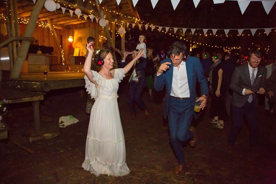 ミナのインスタグラム：「Can we start dreaming about summer weddings already?⁠ ⁠ Every once in a while, a bride finds her prefect dream dress with a big discount from the sample sale rack in our showroom. Sian had planned a festival style wedding and got married in one of your sample sale dresses last year. 😍⁠ ⁠ You can see most of the sample sale dresses on our website. Link in bio.⁠ ⁠ ⁠」
