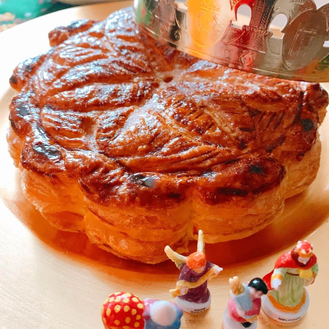 森崎友紀さんのインスタグラム写真 - (森崎友紀Instagram)「ギデオン追憶編がついに完結するDiner ダイナー12巻は、ガレット・デ・ロワを焼きました。  ガレット・デ・ロワとは、フランスでは新年のお祝いに欠かせないお菓子。1月6日に食べますが、今日焼いて食べました笑  最近は、日本でもよく見かけるようになりました。 昔、製菓学校で習って何回も焼いた思い出のお菓子です。 パイ生地にアーモンドクリームがたっぷり入っていて、とてもシンプルで作り方も簡単です。 レーズンや砕いたチョコレートを入れたり、好みのリキュールで大人っぽく仕上げても美味しいです。 1番の楽しみは、フェーブを入れる事。陶器製のかわいい人形で、コレクションされている方が世界にたくさんいますよ。 切り分けたガレット・デ・ロワの中からこのフェーブが出てきた人は、王様になり、王冠をかぶって一日中祝福されます。 今日は子供達が誤って飲み込むと危ないので飾るだけにしました。  サクサクのパイ生地と濃厚なアーモンドクリーム。美味しかったです♪ 模様もいろいろアレンジ出来て、楽しい作業です。  #森崎友紀#料理#cooking#手作り#Diner#ヤングジャンプコミックス#ダイナー#ダイナー12巻#ガレットデロア#アーモンドクリーム#1月6日に食べるお菓子#フェーブ」1月7日 16時46分 - morisakitchen