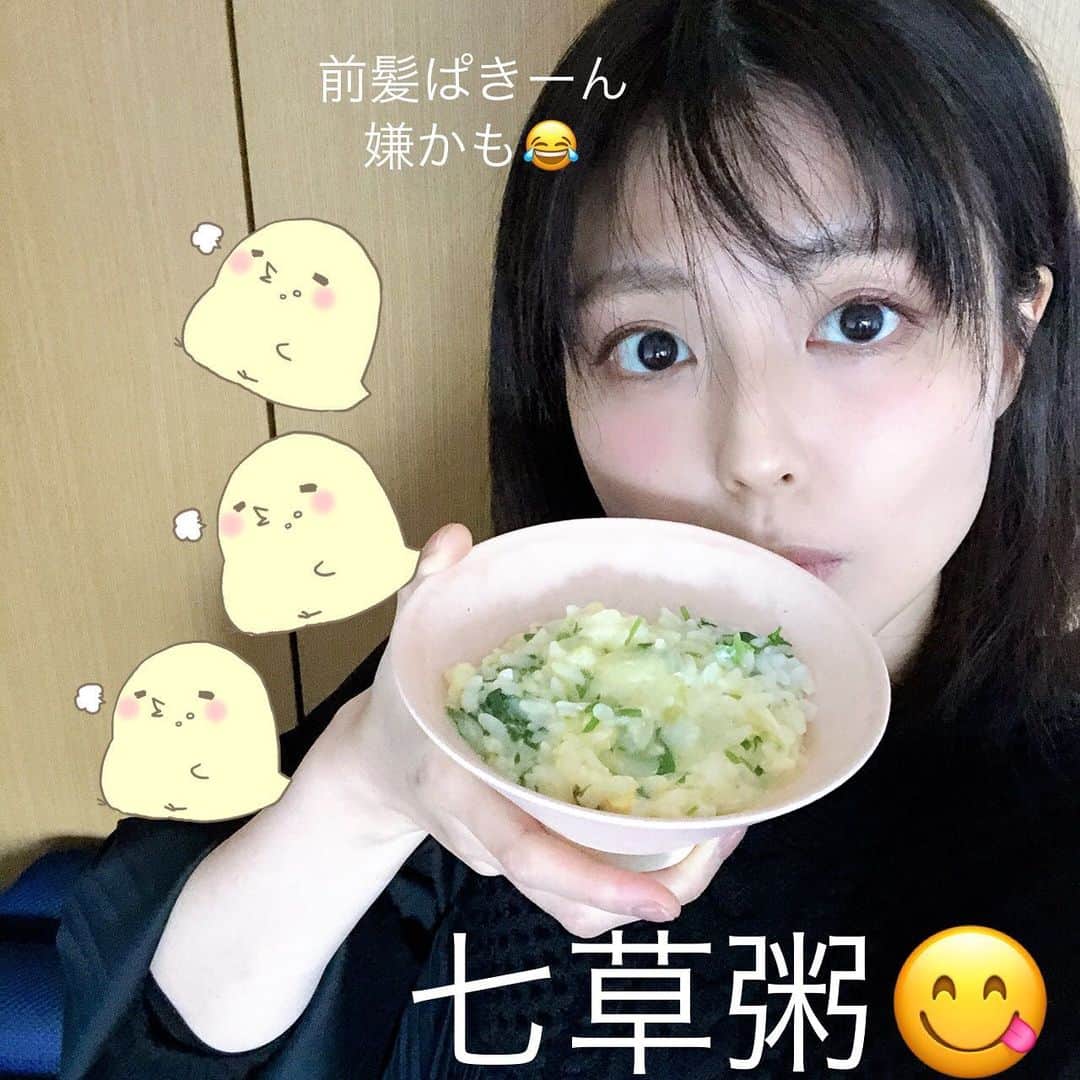 渋谷飛鳥のインスタグラム：「🍚🥄 卵とか入れたい派。 ポン酢とか足したい派。  #七草粥 #春の七草 #せりなずなごぎょうはこべらほとけのざすずなすずしろ  #無病息災 #元気でいましょ」