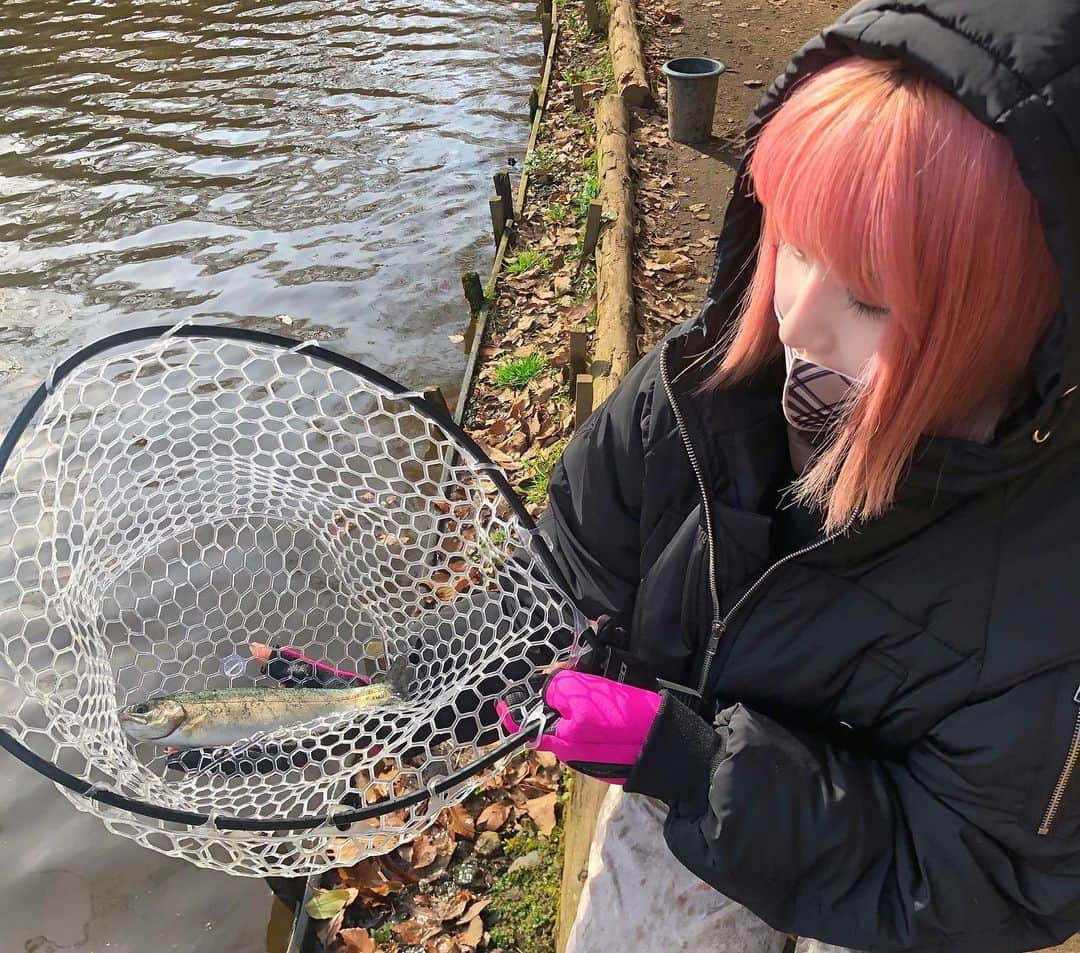 MAYUのインスタグラム：「． 初釣りは久しぶりの管理釣り場に…  久しぶりのトラウト🎣 難しかったけど釣れました  今年も沢山釣りができますように  #ジョイバレー」