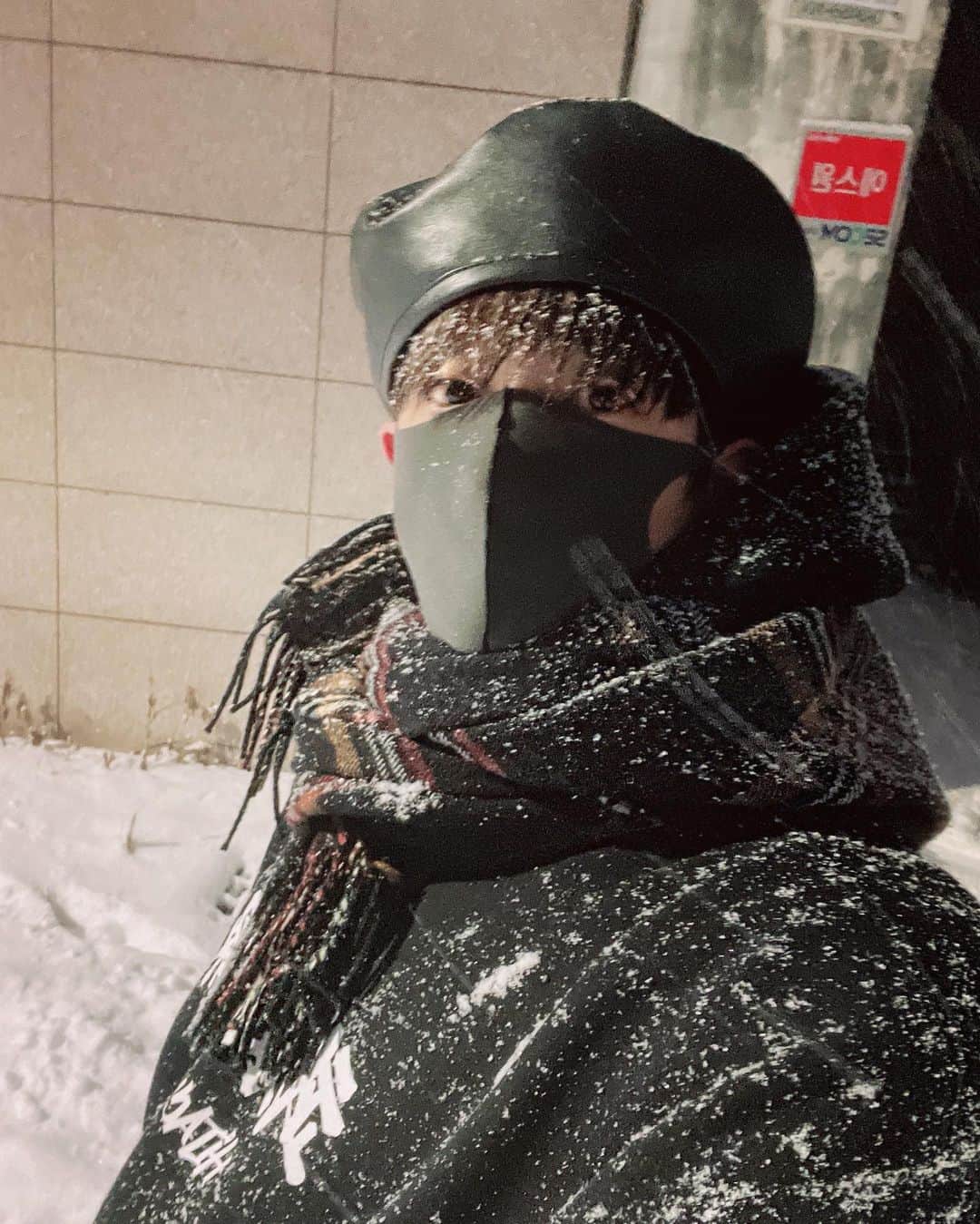 チャンボム さんのインスタグラム写真 - (チャンボム Instagram)「아직은 눈을 좋아하는 나이인가보다☃️ 오늘 차에서 내리다 엉덩방아 찧음.. 다들 눈길 조심, 안전 운전 하세요! #안전운전 #눈길조심 #snow」1月7日 16時48分 - c_bum1007