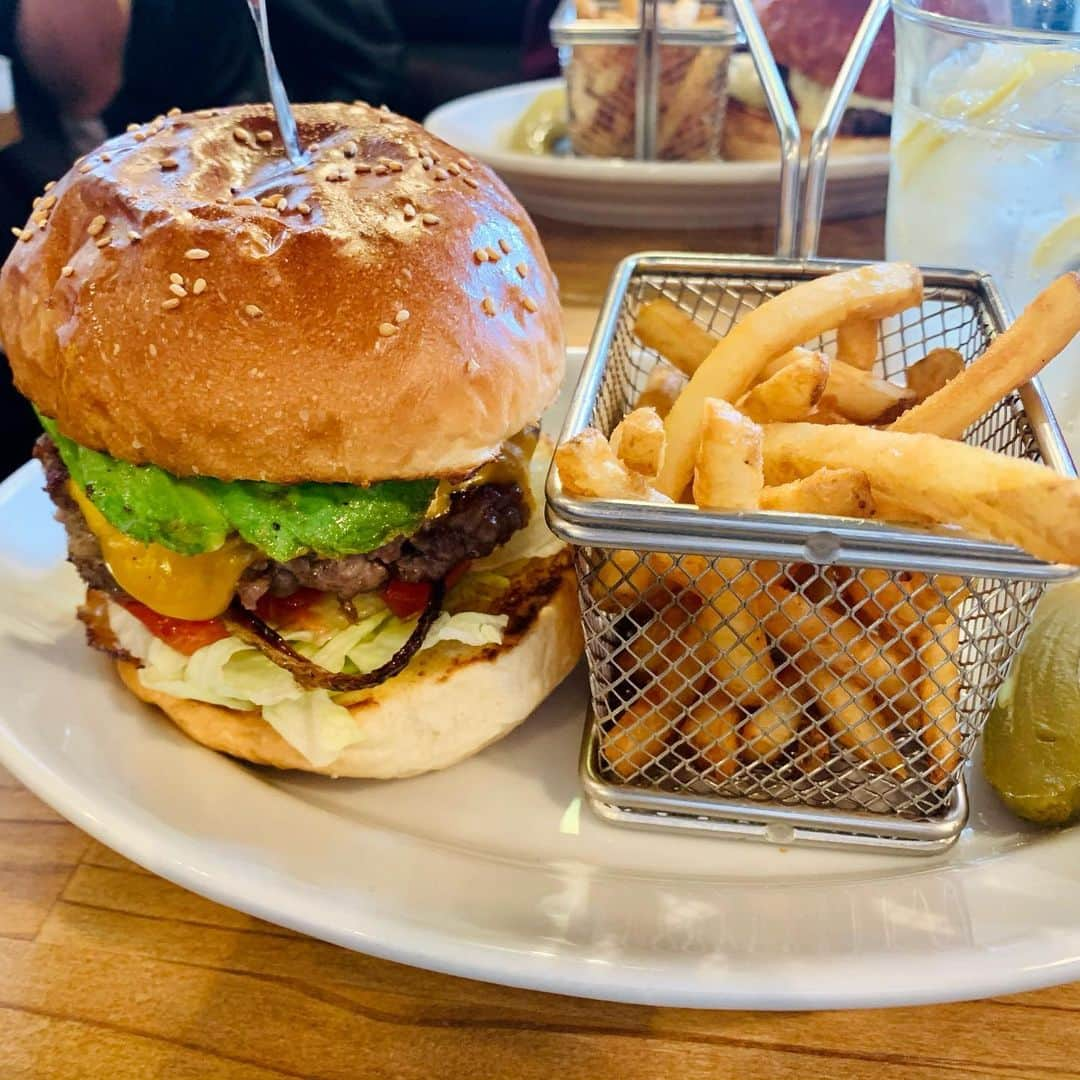 河合くるみさんのインスタグラム写真 - (河合くるみInstagram)「・ ・ アボカドチーズバーガー🥑🧀🍔 ・ ・ ハンバーガー食べたくって！ こういうハンバーガーが食べたくって！ (ポコチャのエフェクトに影響されたよ〜) ランチにお出かけしました🍔🍟 ・ ・ お肉の強めの味とアボカドのクリーミーさがたまらん🥰 チーズもチーズハットグくらいのびた🧀 ・ ・ めちゃめちゃお腹いっぱいなった🍔 クレープ屋さんも行きたかったけど お腹の余裕がなくなったので またお出かけしたときに！🌯 ・ ・ 蜂蜜レモンのソーダも美味しかった🍋🐝 ・ ・ #ハンバーガー #ハンバーガー巡り #ランチタイム  #ポテト #アボカドチーズバーガー #アメリカン #レモンソーダ #ハニーレモンソーダ #北千住グルメ #ライバー #ポコチャライバー #Pococha #followme #hamburger #potato #lunchtime #japanesefood #avocado #🥑 #🍔 #🧀 #🍋」1月7日 16時50分 - 6v6_krm