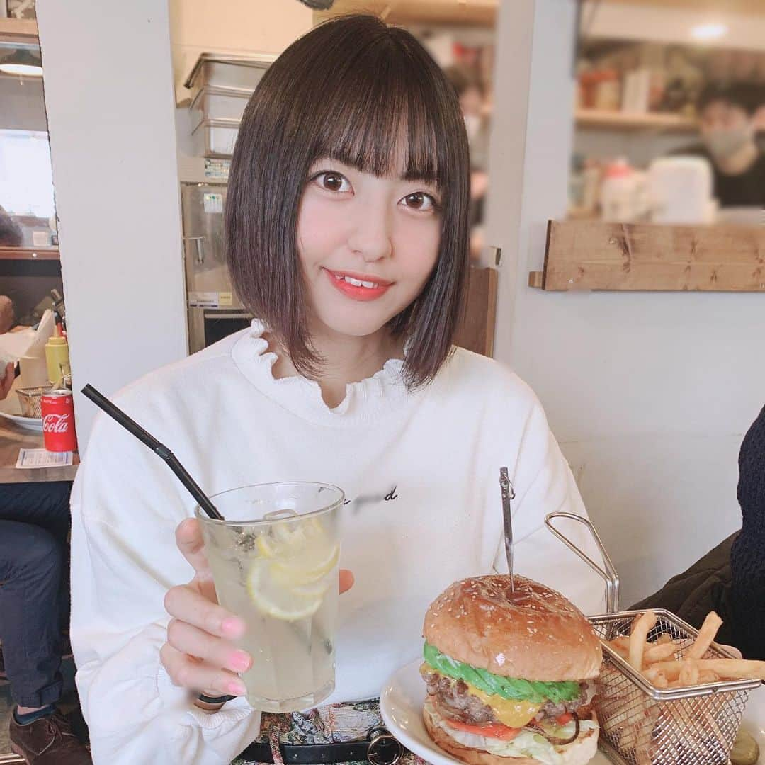 河合くるみのインスタグラム：「・ ・ アボカドチーズバーガー🥑🧀🍔 ・ ・ ハンバーガー食べたくって！ こういうハンバーガーが食べたくって！ (ポコチャのエフェクトに影響されたよ〜) ランチにお出かけしました🍔🍟 ・ ・ お肉の強めの味とアボカドのクリーミーさがたまらん🥰 チーズもチーズハットグくらいのびた🧀 ・ ・ めちゃめちゃお腹いっぱいなった🍔 クレープ屋さんも行きたかったけど お腹の余裕がなくなったので またお出かけしたときに！🌯 ・ ・ 蜂蜜レモンのソーダも美味しかった🍋🐝 ・ ・ #ハンバーガー #ハンバーガー巡り #ランチタイム  #ポテト #アボカドチーズバーガー #アメリカン #レモンソーダ #ハニーレモンソーダ #北千住グルメ #ライバー #ポコチャライバー #Pococha #followme #hamburger #potato #lunchtime #japanesefood #avocado #🥑 #🍔 #🧀 #🍋」