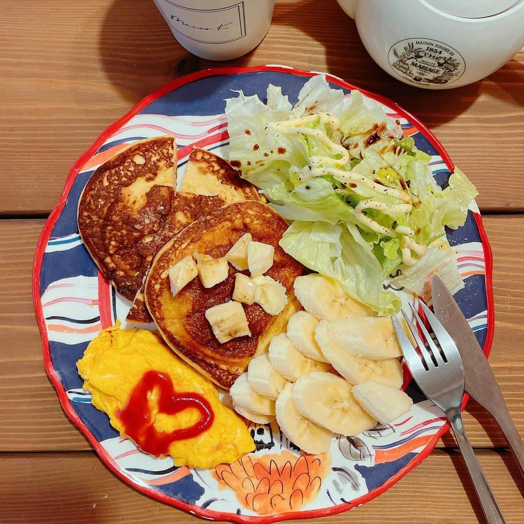 片桐舞子のインスタグラム：「無性にパンケーキが食べたい🥞🤤 ってことで、おからパンケーキのランチ💚  初めて作ったので、ものすごいペラッペラな仕上がりになりました😂  一枚あたり ▶︎カロリー:100ちょい ▶︎タンパク質:8g ▶︎脂質:6.5g  パンケーキに蜂蜜かけて、卵、サラダ、バナナと全部合わせて550キロカロリーくらいかな🍽✨  私は一食最低でも20g以上タンパク質をとりたいので、卵もう一個増やすべきだった🐓❣️  今は体重がある程度落ちたので、筋肉作りメインで、タンパク質量キープのためにカロリー増えていいから食べて下さいってトレーナーさんに言われてて🙃  高タンパク低脂質メニューを探す日々です🎈🎈🎈  きっとみんなも、自炊が増えると思うので… 私が食べてる痩せメニューも、また載せていくね🍽💚  #ダイエット#ダイエットメニュー#おからパンケーキ#痩せメニュー#高タンパク低脂質#ダイエットの8割は食事#痩せメニュー#明日はチートデー」