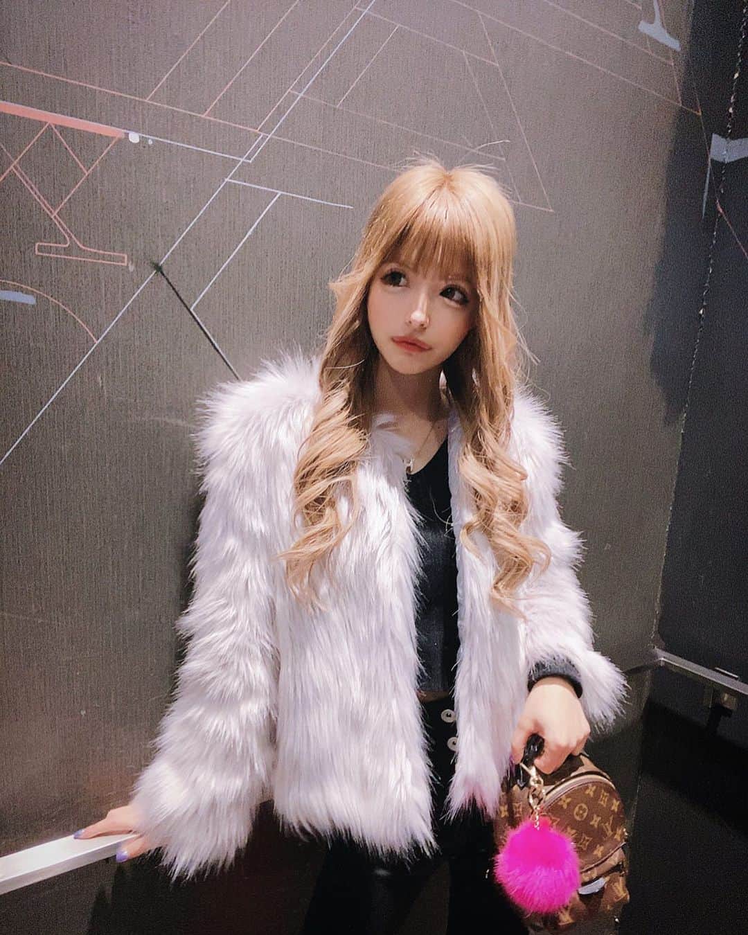 アンジェリカのインスタグラム：「❤︎ . Today’s me🦁🤍  GLAYのファーのやつ着たくて シンプルコーデにしたみたンゴ‼︎ 可愛いﾃﾞｼｮ☝🏻☝🏻  @selectshop__milkyway のアウター最近良く 着る🖐❤︎ . 暗いとこで撮ったから顔が影になってるンゴ😫ww  仕方ないw . ❤︎ #ファージャケット #ファーコート #私服 #あんじぇコーデ」