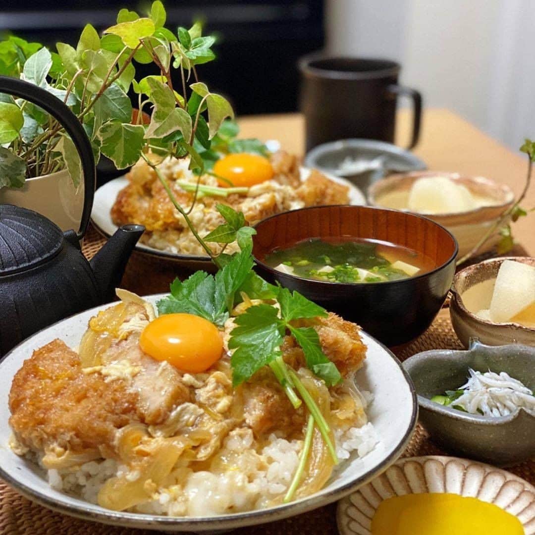 のインスタグラム：「卵と玉ねぎに甘めのお出汁が効いたカツ丼🍴  思わずご飯をかき込みたくなります🤤 ボリューム満点で見ているだけでも元気が湧いてきます！  こちらの素敵なお写真は @oto2876 さんの一枚です♪ -----------------------------------------  日本の皆さま向けに、安心安全でおいしい豚肉をお届けしている、 ハイライフポーク公式アカウントです。ハイライフポークを使ったさまざまなレシピや皆さまの豚肉料理を紹介しております。 ぜひ皆様も #ぶたごはん を付けて投稿してくださいね♪ -----------------------------------------  #豚肉料理 #豚肉レシピ #豚肉 #ポーク #レシピ #お肉料理 #家庭料理 #おうちごはん #豊かな食卓 #今日のおいしい食卓 #料理好きな人と繋がりたい #フーディーテーブル #ごはん日記 #手作りごはん #クッキングラム #飯スタグラム #私のおいしい写真 #おいしい時間 #美味しいご飯 #美味しいもの大好き #美味しいご飯 #美味しいもの大好き #カナダ #カナダ旅行 #カナダ産 #カツ丼 #かつ丼 #和食 #dinner」