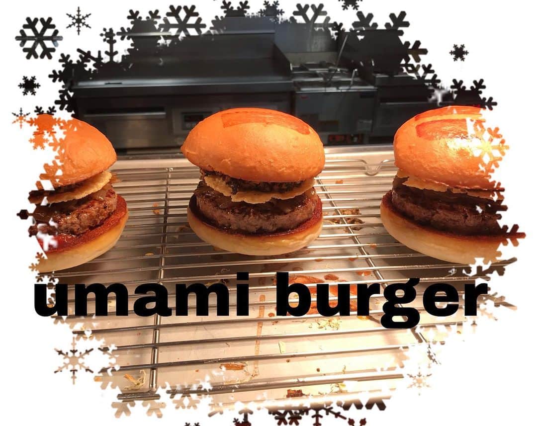 umamiburgerjpnさんのインスタグラム写真 - (umamiburgerjpnInstagram)「🍔umami  burger 🍔 . みなさんウマミバーガーに来て最初に頼まれるのが、このウマミバーガー🍔 . シイタケのコンポートやグリルした甘いオニオンたっぷりの. ウマミを存分に味わえるハンバーガー🍔✨ . 悩んだら、まずウマミバーガーを😊 . #umamiburger  #ウマミバーガー #グルメバーガー #ウマミ #旨味 #ウマミバーガー横浜ベイサイド店  #ウマミバーガー錦糸町パルコ店  #ウマミバーガー南町田グランベリーパーク店  #ウマミバーガー恵比寿三越店  #ウマミバーガー有明ガーデン店  #ウマミバーガーみなとみらい店  #ウマミバーガー青山店」1月7日 17時01分 - umamiburgerjpn
