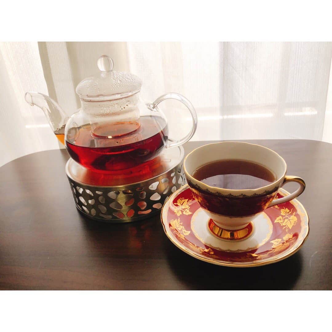 志村玲於さんのインスタグラム写真 - (志村玲於Instagram)「今日のteaは 正山小種(ラプサンスーチョン) 名前の通り中国原産の紅茶で 燻したようなスモーキーな香りが 特徴的で、日本では希少性が高い紅茶です！ イギリスで好まれていて、スイーツは もちろんの事、食事(特に肉料理)にも 合わせやすいというみんなの紅茶という イメージからは少し外れた物になってます。 紅茶苦手な方の大体は「香りがあんまり…」 ということなので！！ そういう方は是非試してみてね〜  #紅茶 #紅茶好き #紅茶Butler #るるぶにブレンドしたやつ載ってる」1月7日 17時00分 - reoshimura0129