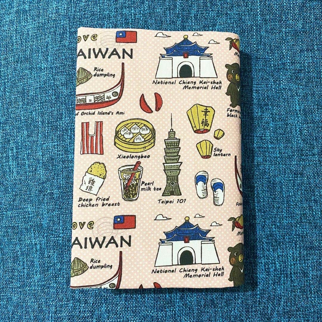 ベルのインスタグラム：「. 台湾の #のベルズ からブックカバーのプレゼントをいただきました。  なんと単行本用！ ずっと欲しいと思いつつ手に入れていなかったので嬉しいです。  台湾の名所・名産イラストが可愛いね。  コロナがおさまったらまた行きたいな〜🇹🇼  #台湾 #taiwan #ブックカバー #bookcover #booklover #bookstagram」