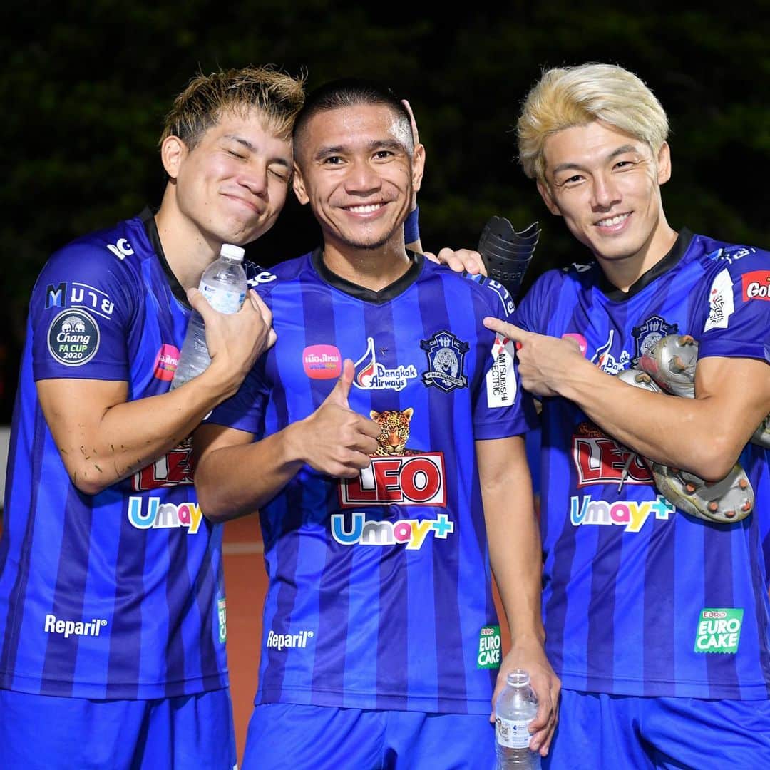 馬場悠企さんのインスタグラム写真 - (馬場悠企Instagram)「日本人2人で @yuki_bamba32  @ryomatsumura.official  チェンマイFCを上へと押し上げて行こ‼️ ゴールは任せた👍⚽️  We, Japanese, will definitely play an active role‼︎ We will lead Chiang Mai FC to the top 👆👆👆  #2021 #t2 #chiangmaifc #no23 #footballplayer  #t2→t1 #6チーム目の昇格目指して #やる事は変わらない #いつも通り #応援よろしくお願いします」1月7日 17時06分 - yuki_bamba32